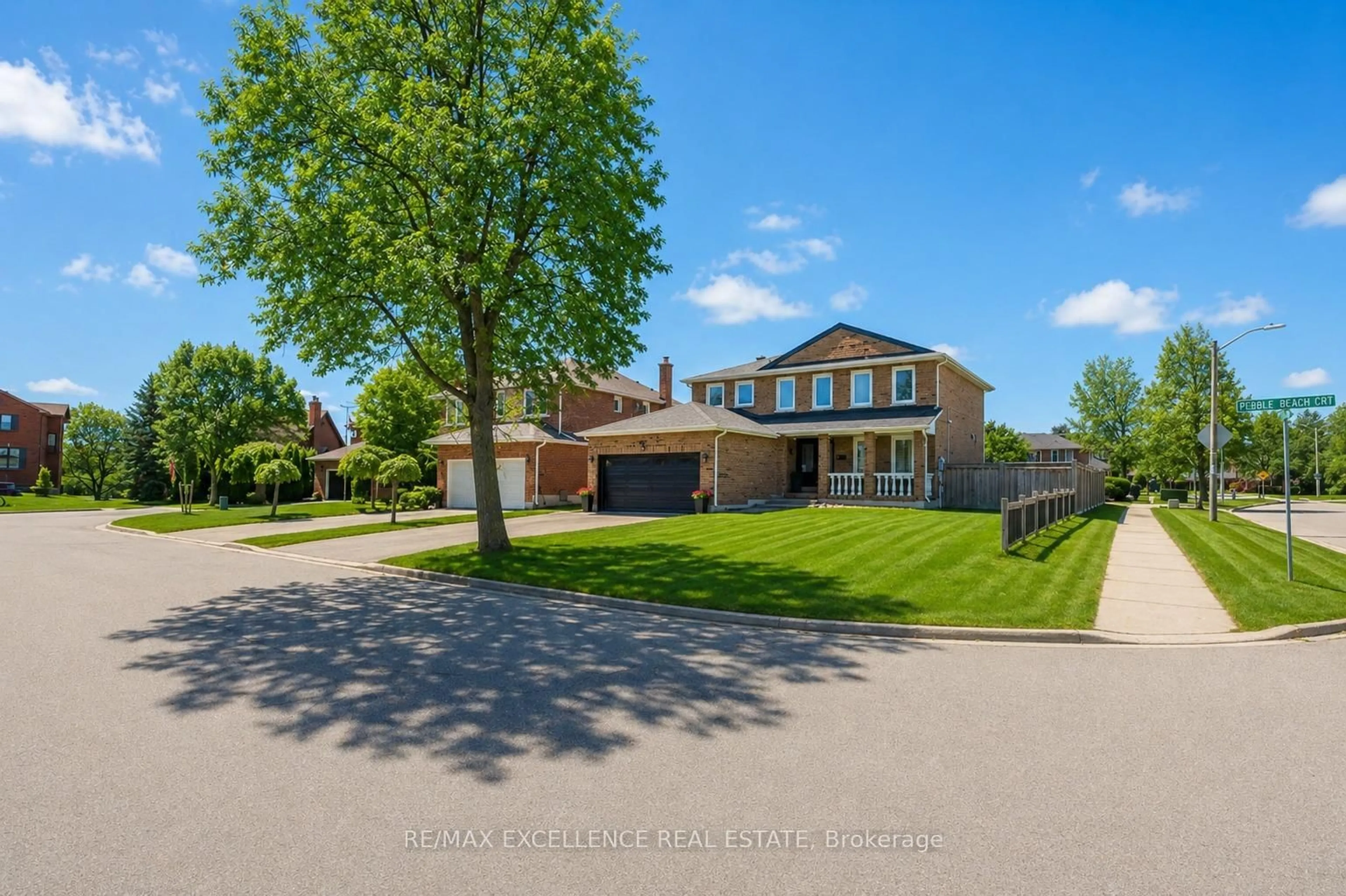 A pic from outside/outdoor area/front of a property/back of a property/a pic from drone, street for 2 Pebble Beach Crt, Brampton Ontario L6S 4E9
