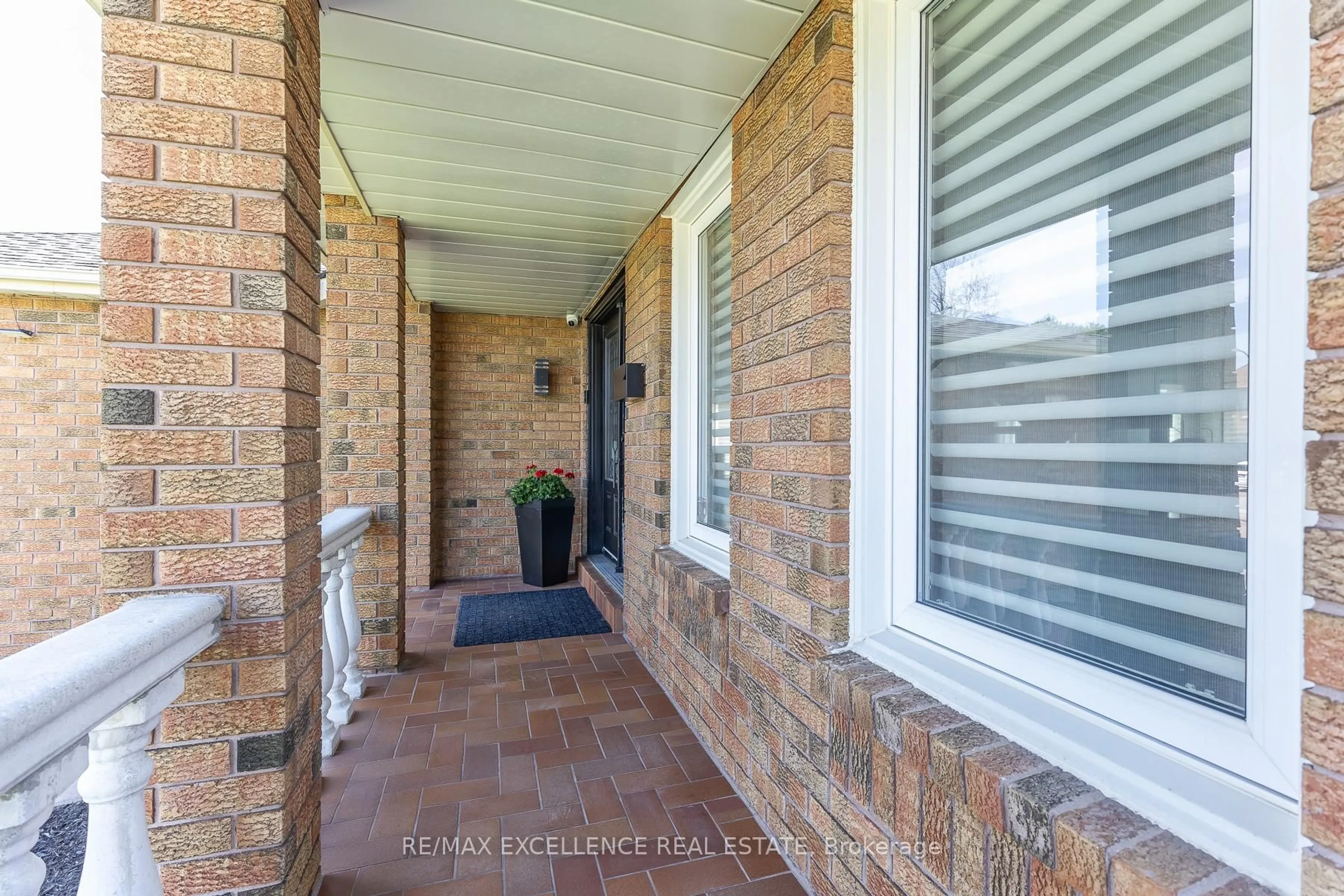 Indoor entryway for 2 Pebble Beach Crt, Brampton Ontario L6S 4E9