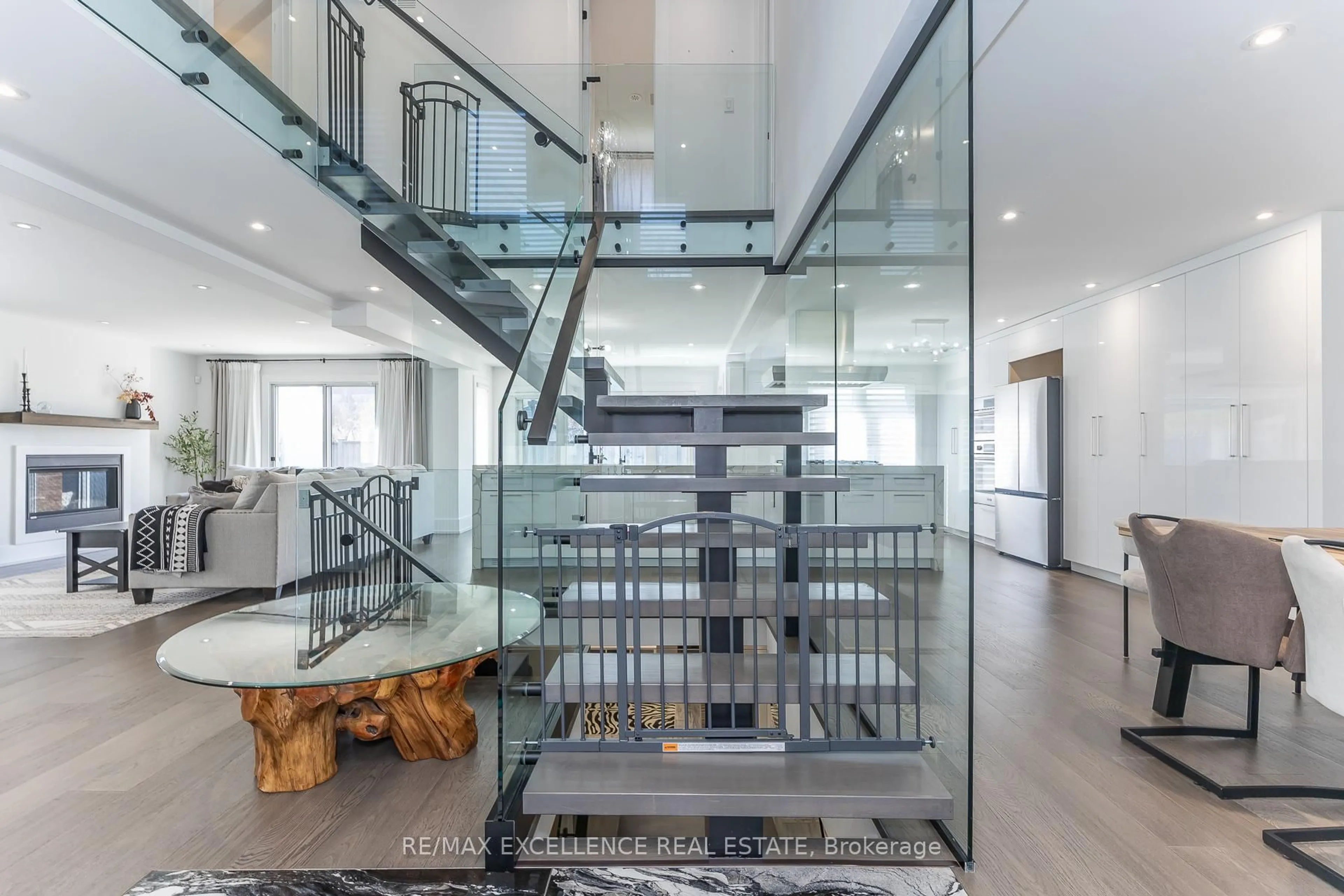 Indoor foyer for 2 Pebble Beach Crt, Brampton Ontario L6S 4E9