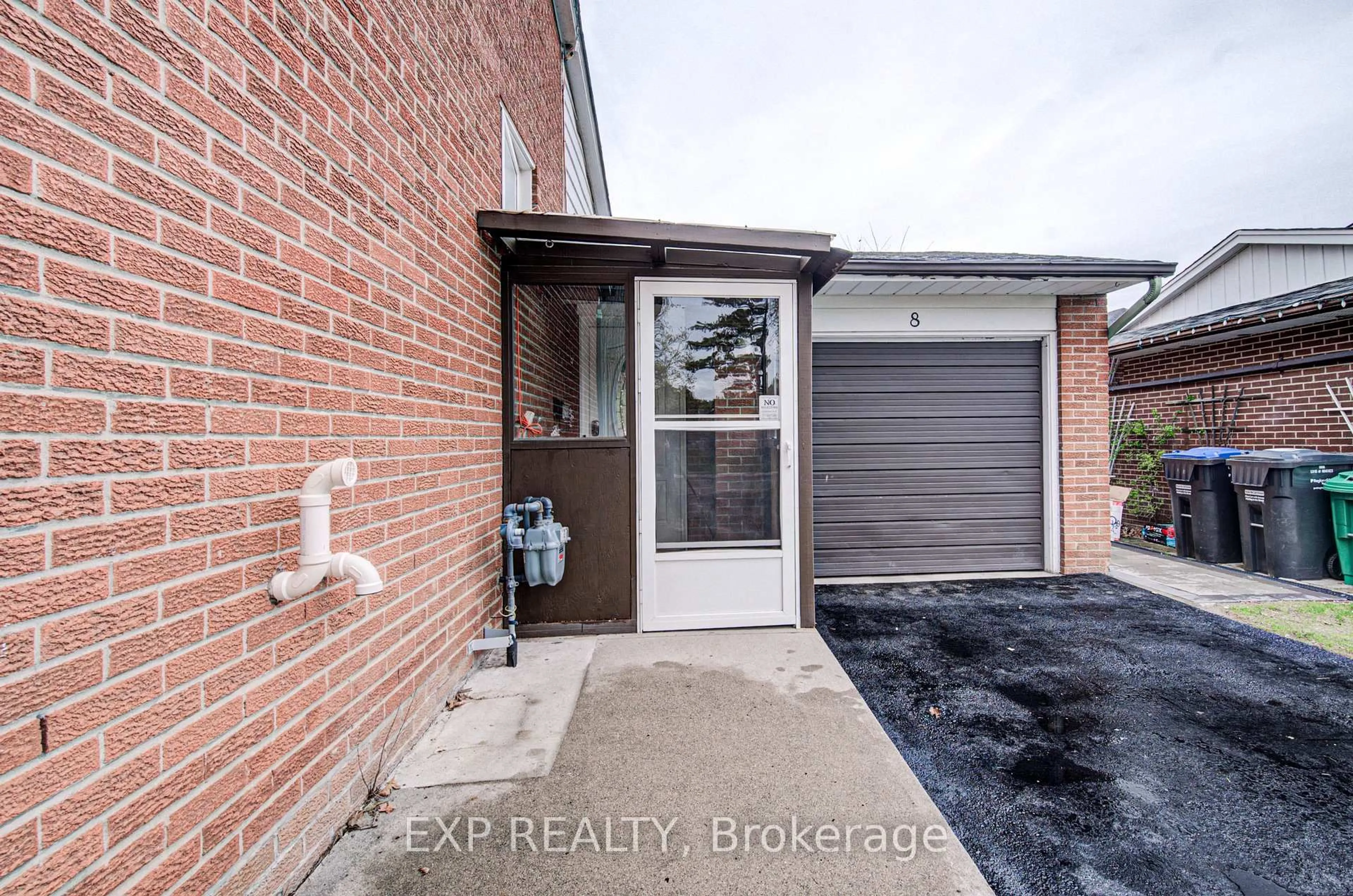 Unknown for 8 Sanford Cres, Brampton Ontario L6X 2C3