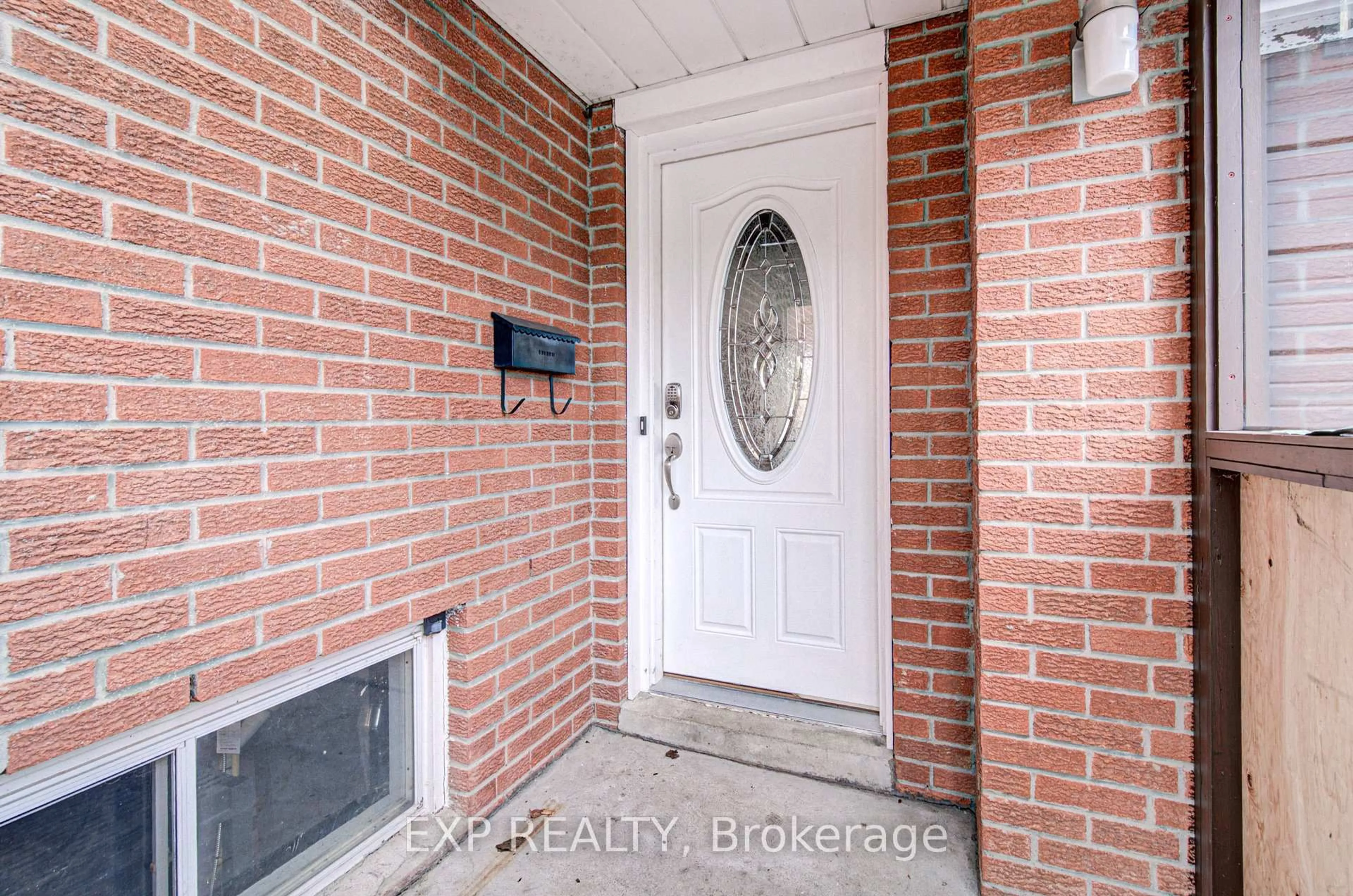 Indoor entryway for 8 Sanford Cres, Brampton Ontario L6X 2C3