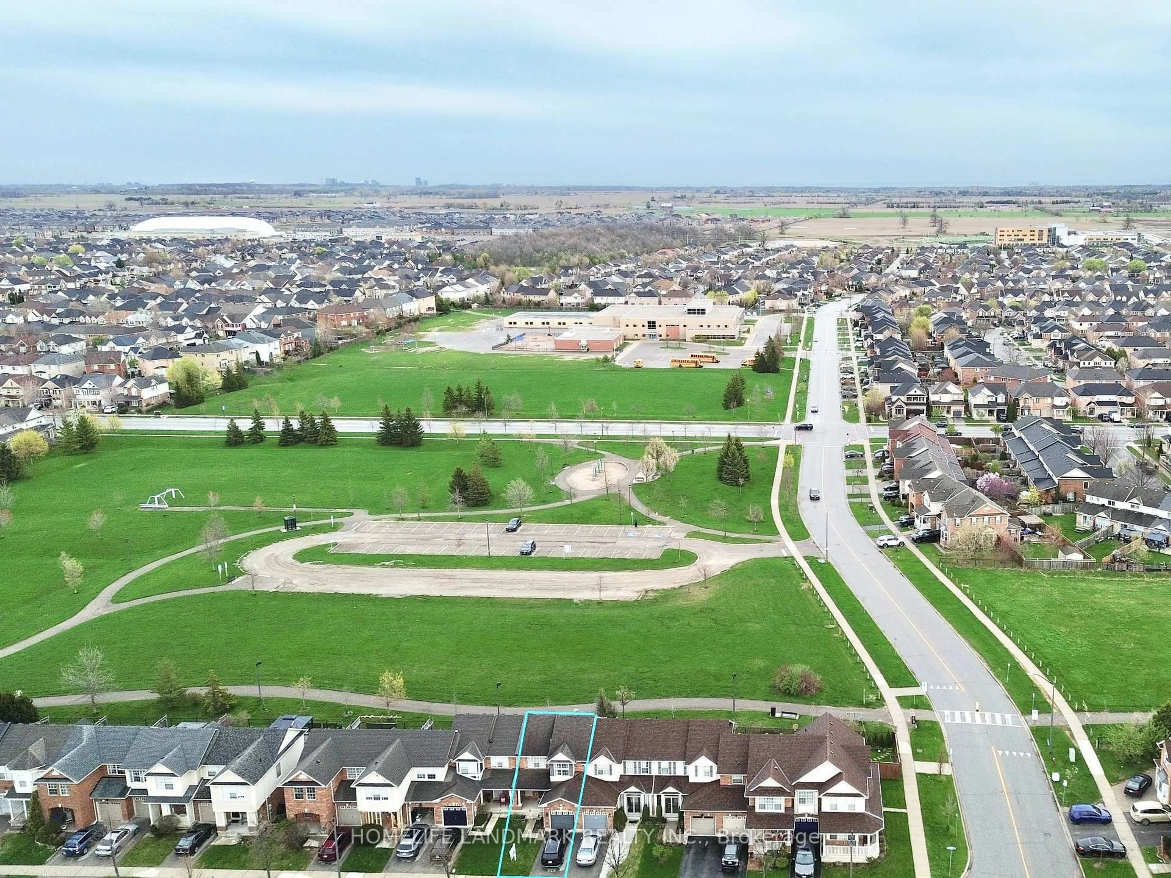 A pic from outside/outdoor area/front of a property/back of a property/a pic from drone, street for 1158 Mcdowell Cres, Milton Ontario L9T 6R6