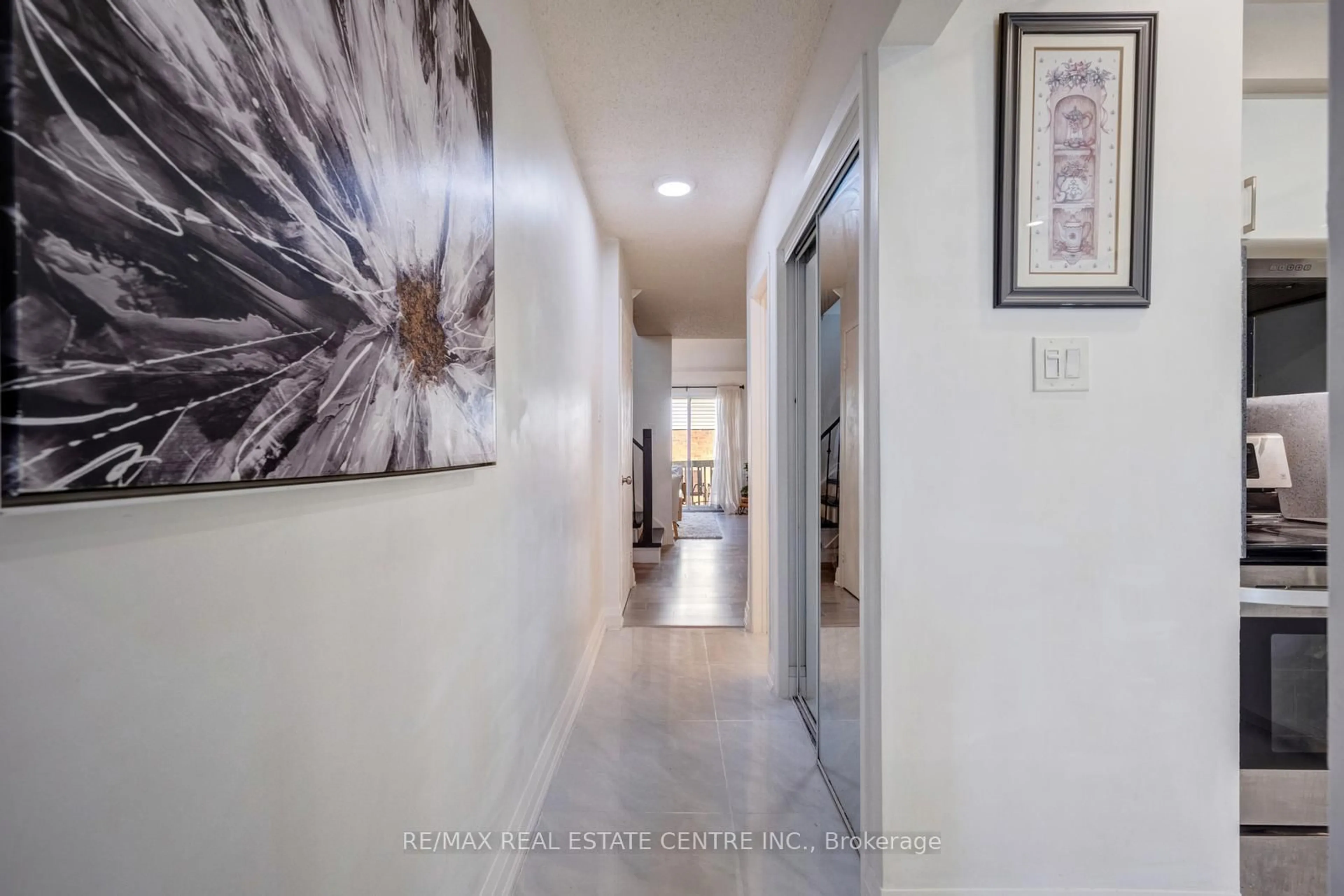Indoor entryway for 5020 Delaware Dr #25, Mississauga Ontario L4Z 3C7