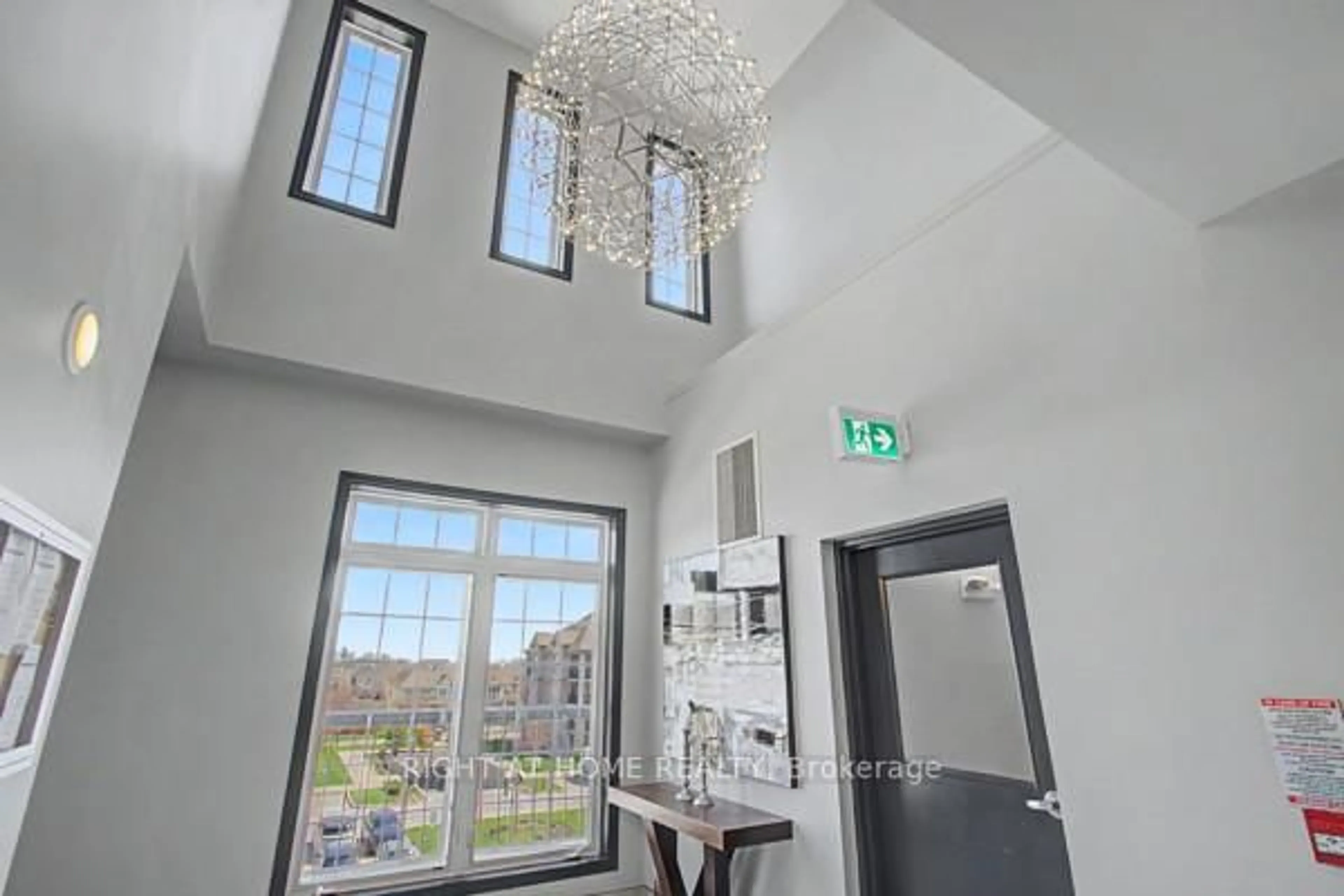 Indoor foyer for 1460 Main St #404, Milton Ontario L9T 8W5