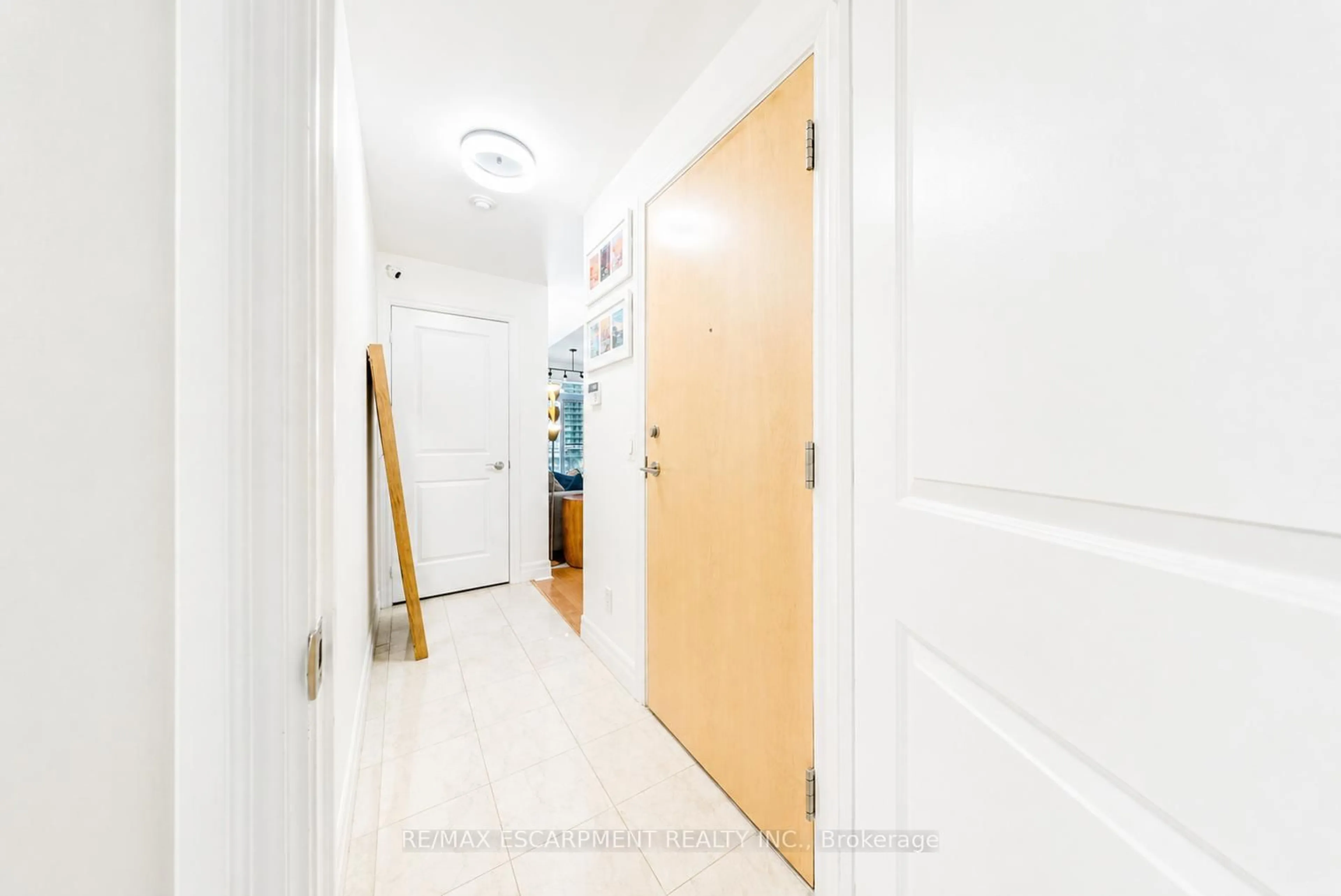 Indoor foyer for 58 Marine Parade Dr #707, Toronto Ontario M8V 4G1