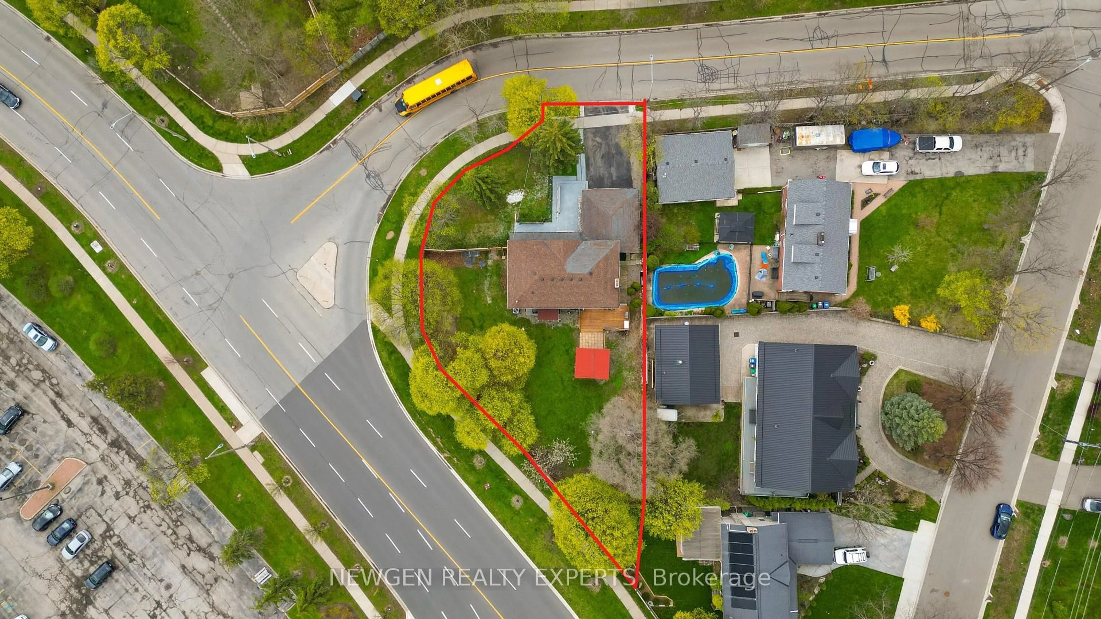 A pic from outside/outdoor area/front of a property/back of a property/a pic from drone, street for 2147 Fifth Line, Mississauga Ontario L5K 2K3