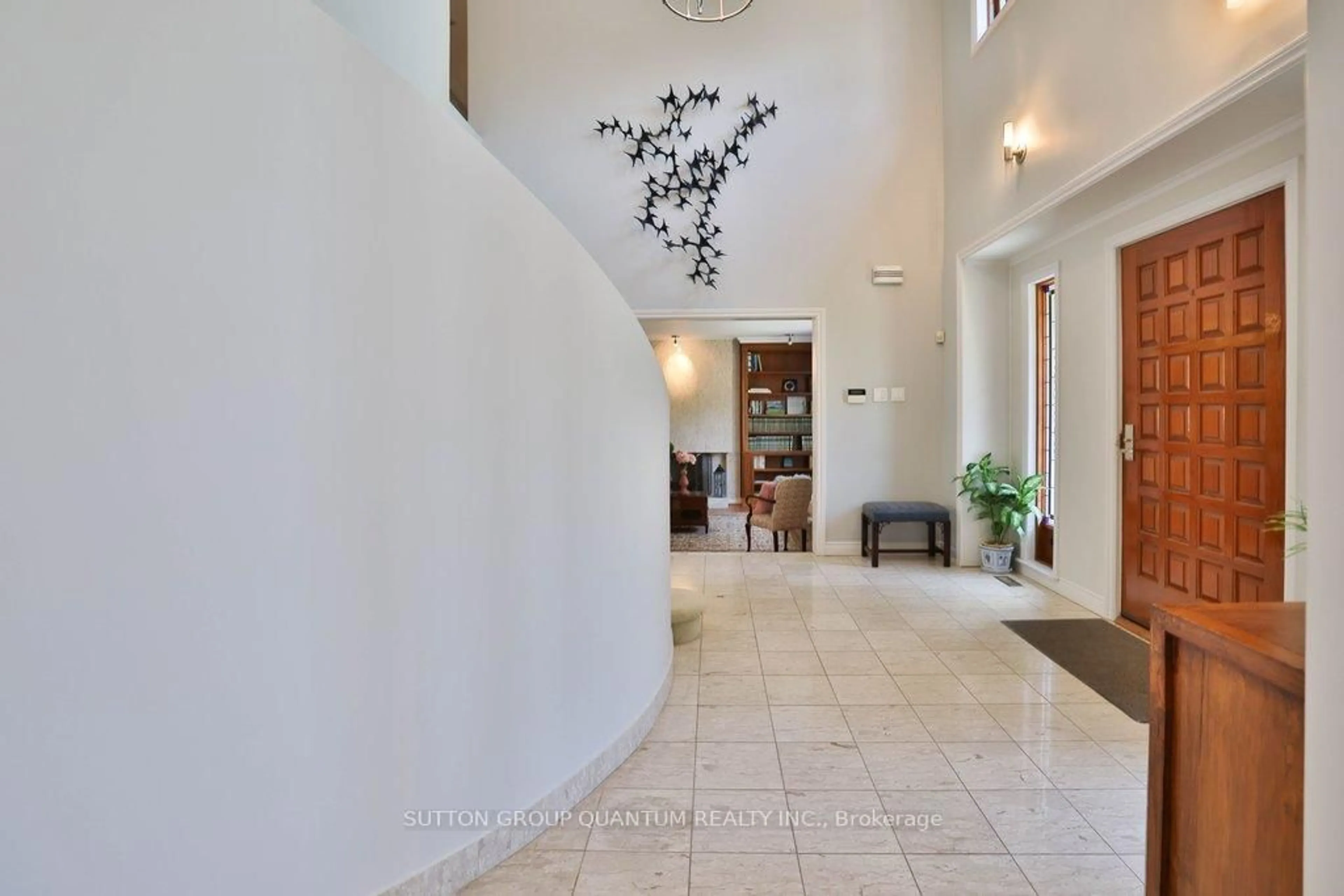 Indoor foyer for 670 Meadow Wood Rd, Mississauga Ontario L5J 2S6