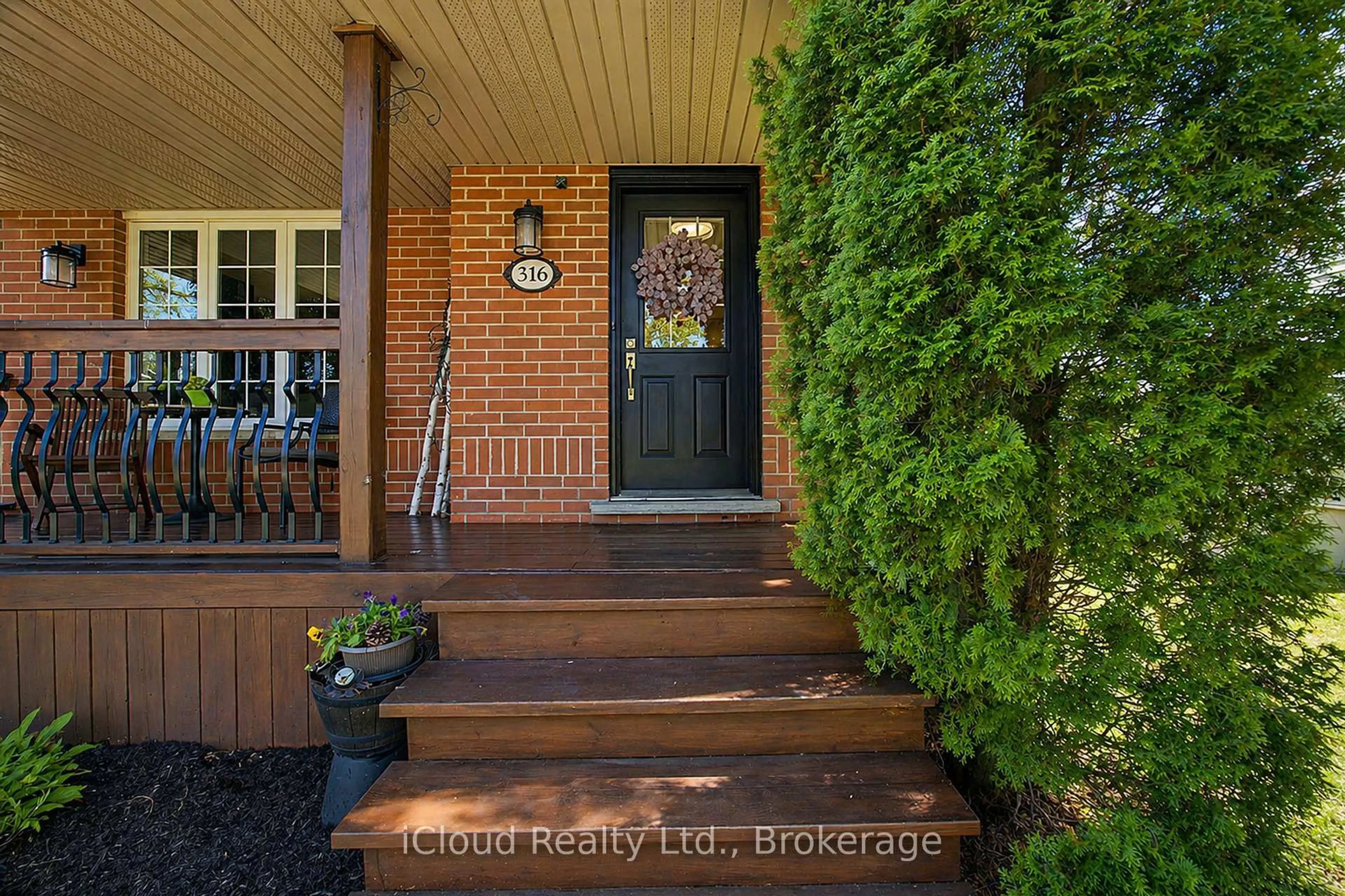 Indoor entryway for 316 Fern St, Orangeville Ontario L9W 5C1