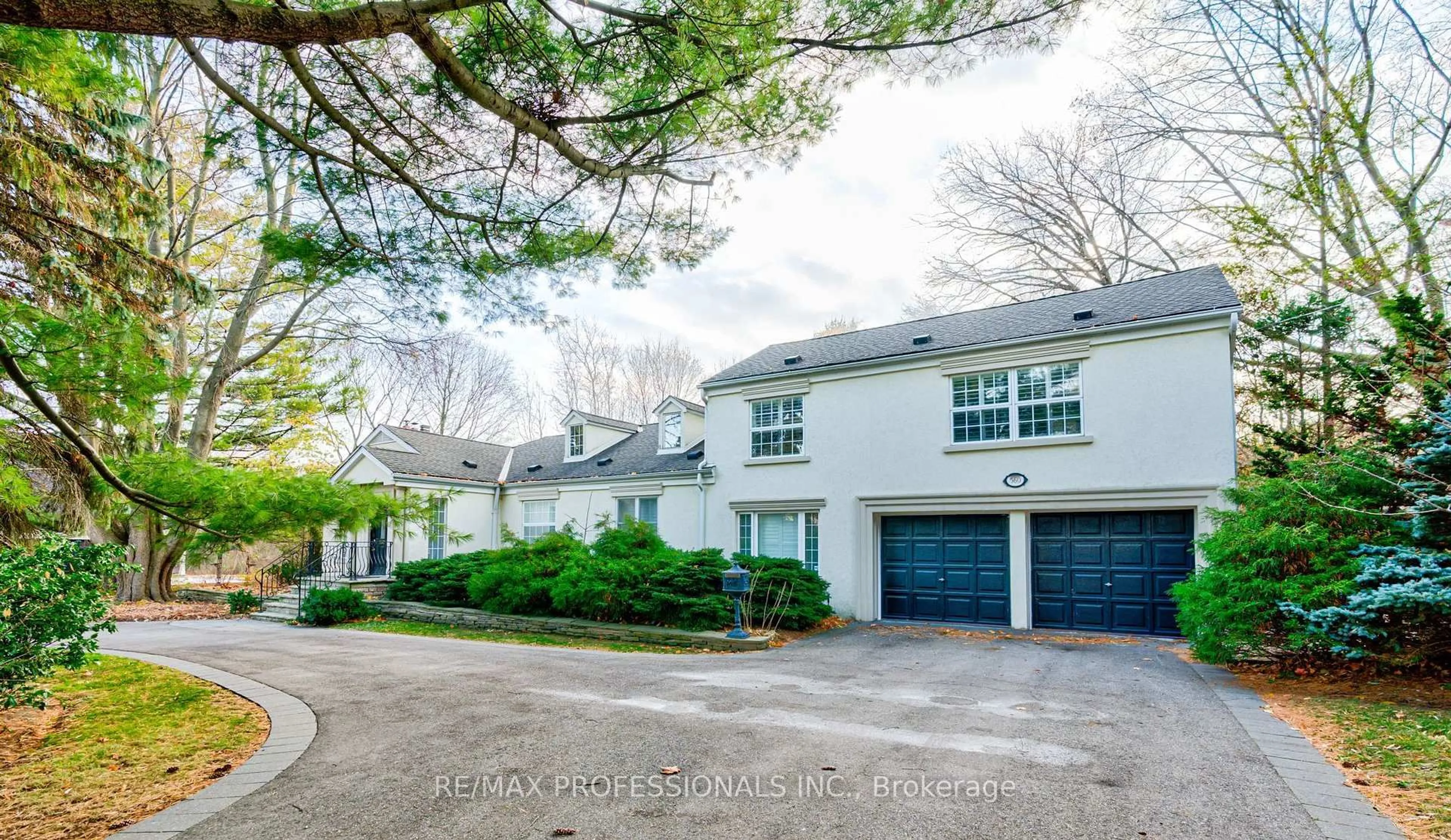 A pic from outside/outdoor area/front of a property/back of a property/a pic from drone, street for 560 Meadow Wood Rd, Mississauga Ontario L5J 2S3