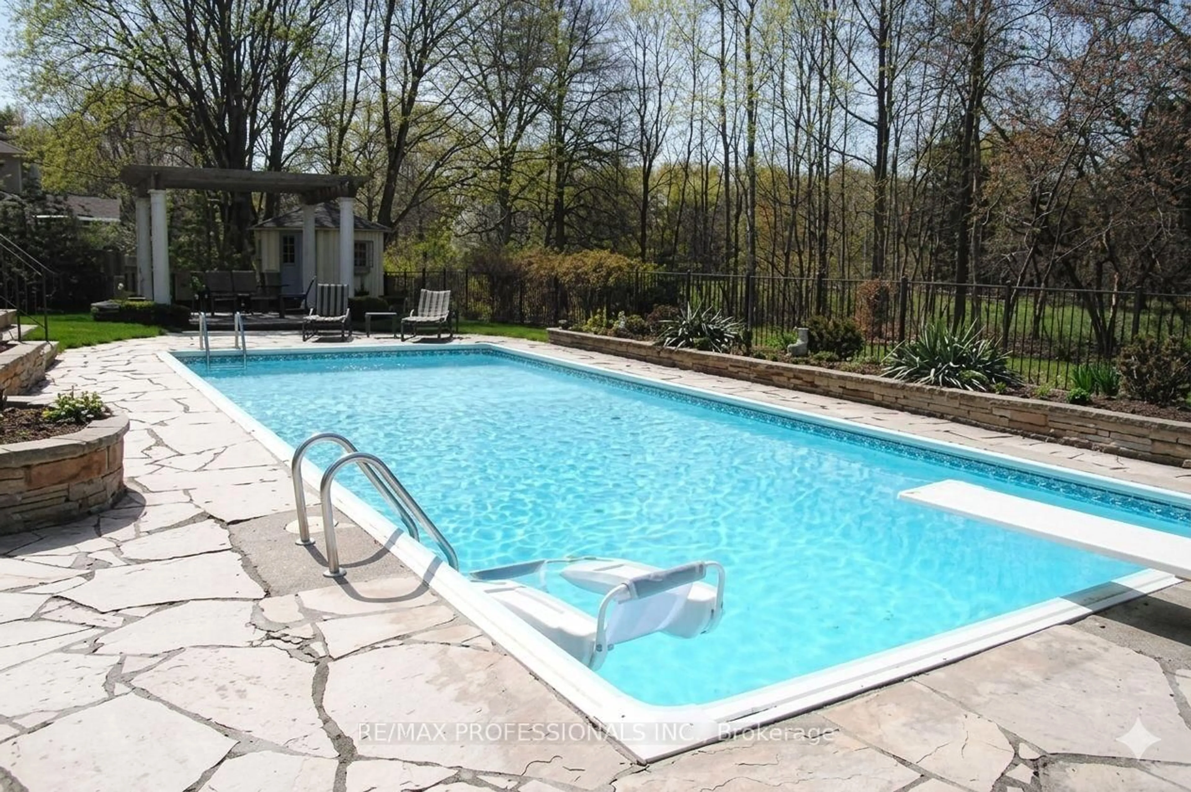 Pool for 560 Meadow Wood Rd, Mississauga Ontario L5J 2S3