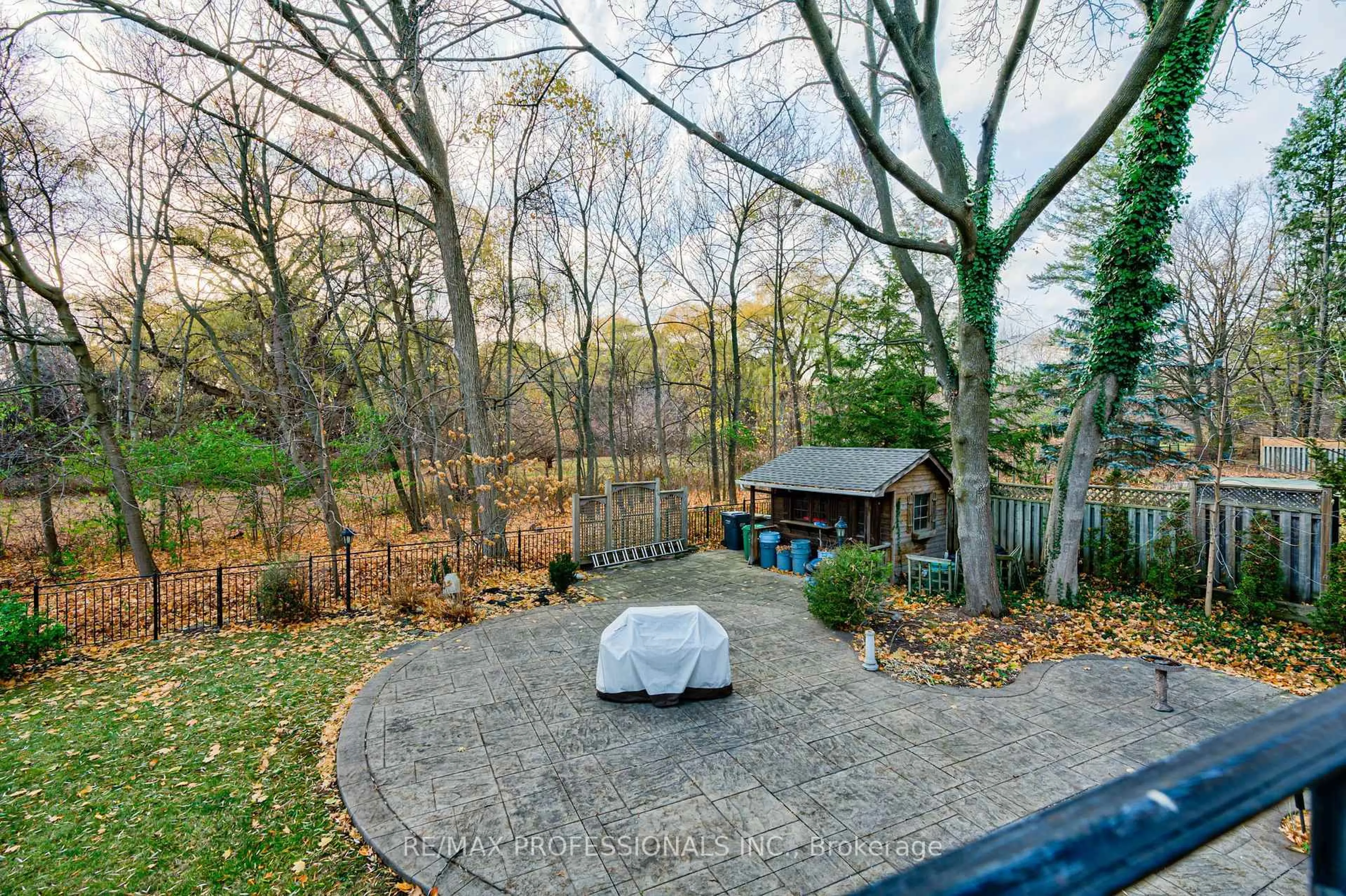 A pic from outside/outdoor area/front of a property/back of a property/a pic from drone, forest/trees view for 560 Meadow Wood Rd, Mississauga Ontario L5J 2S3