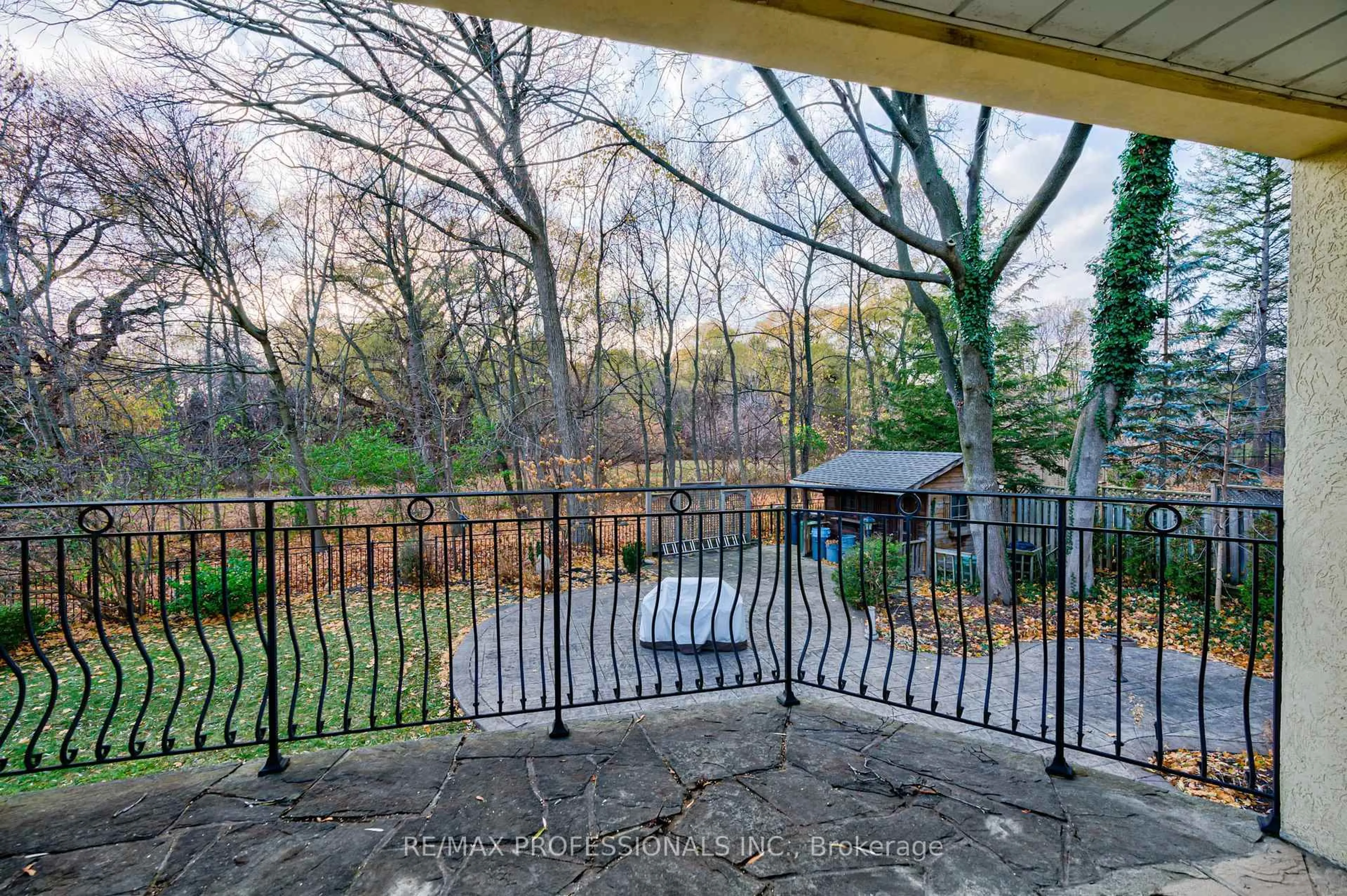 Patio, unknown for 560 Meadow Wood Rd, Mississauga Ontario L5J 2S3