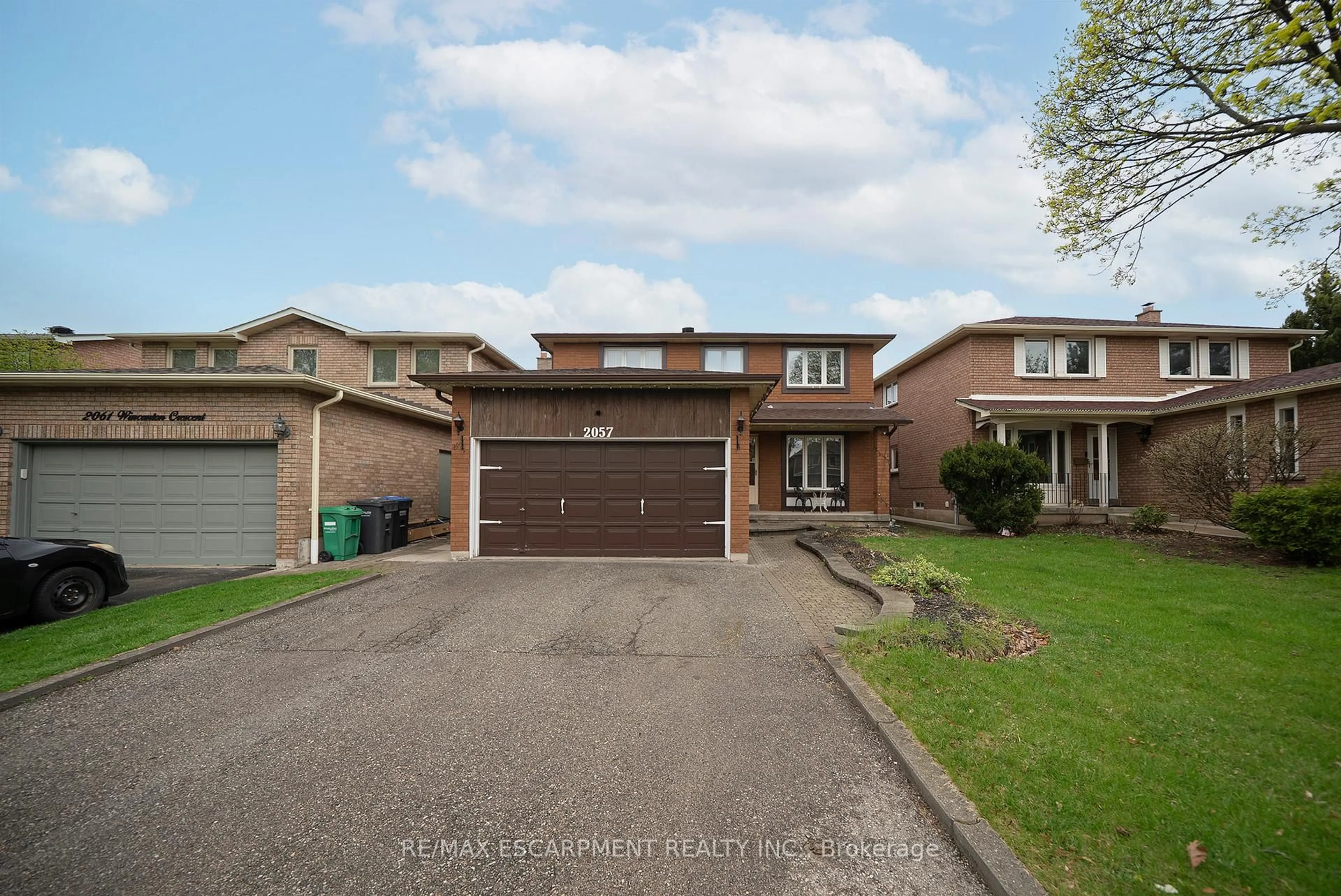 A pic from outside/outdoor area/front of a property/back of a property/a pic from drone, street for 2057 Wincanton Cres, Mississauga Ontario L5M 3E4
