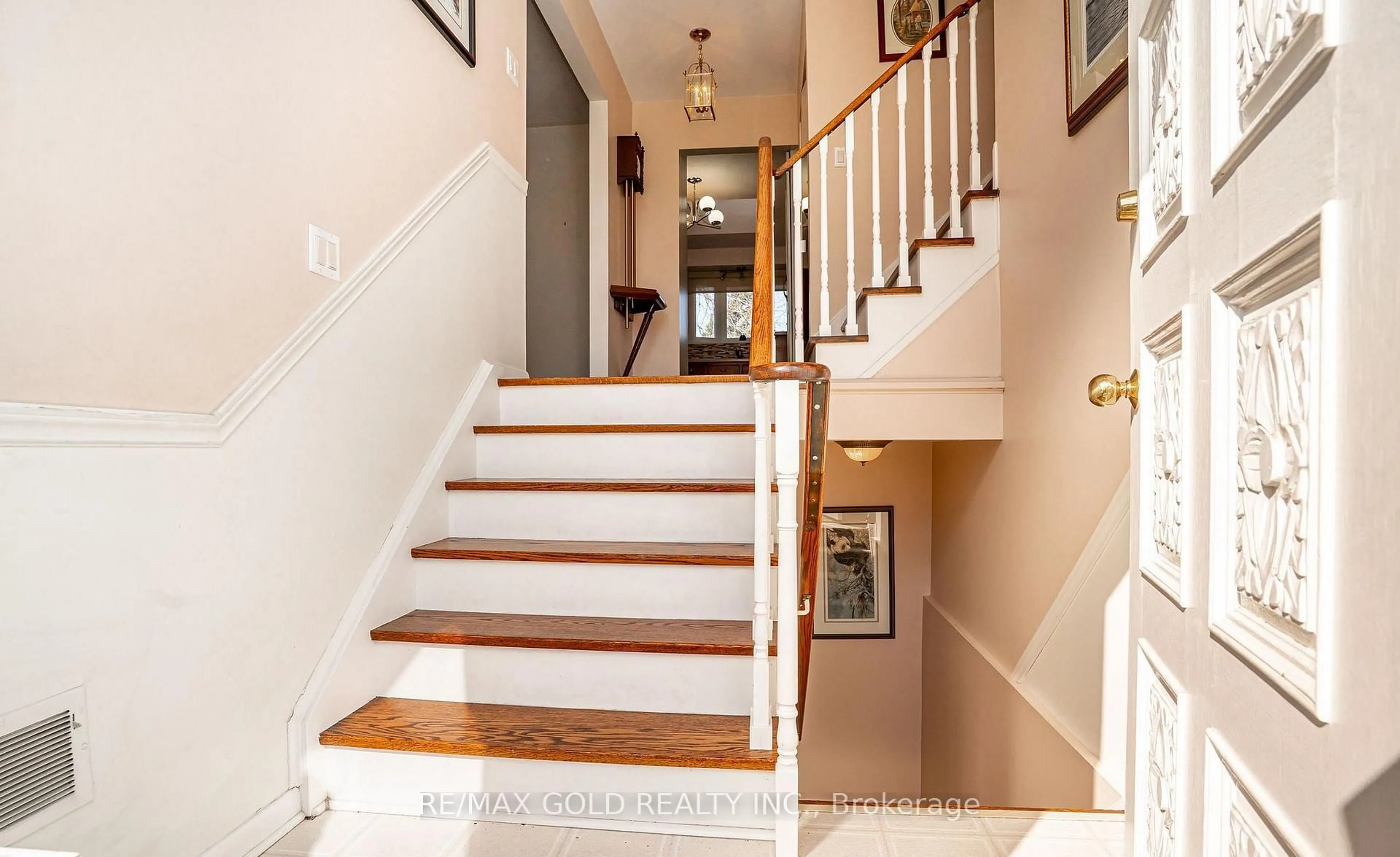 Stairs for 34 Deerfield Cres, Brampton Ontario L6T 1K7