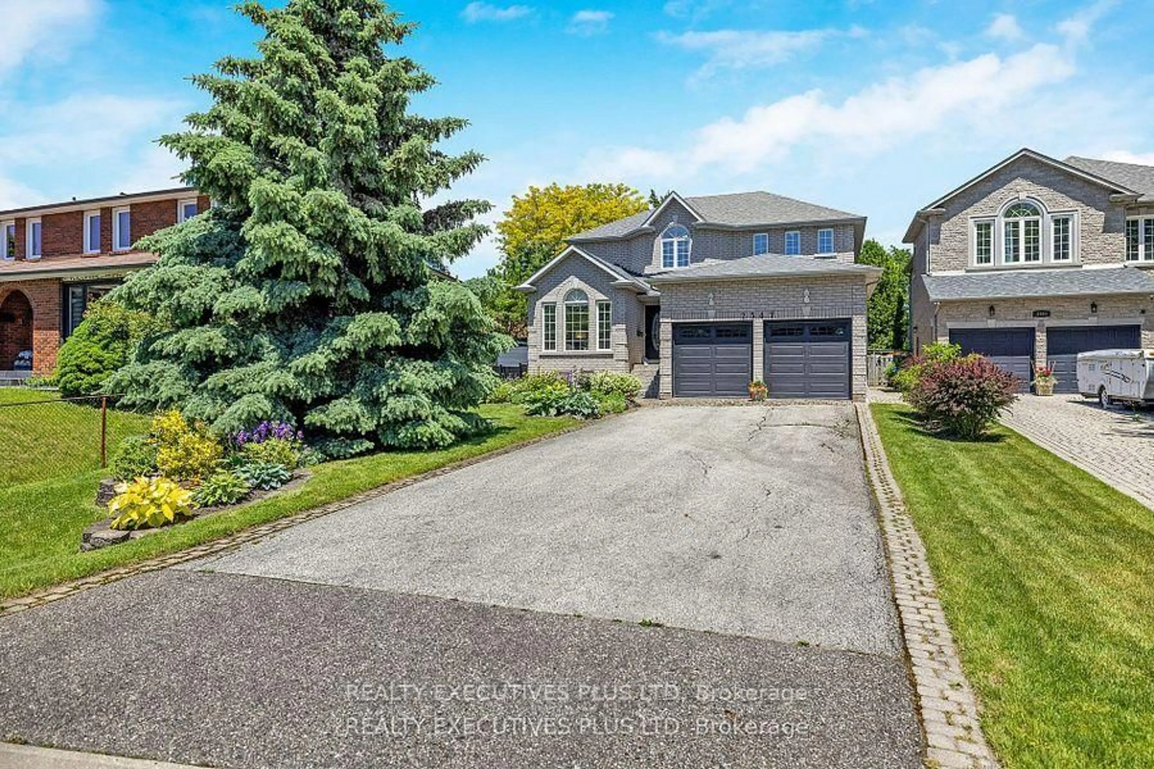 A pic from outside/outdoor area/front of a property/back of a property/a pic from drone, street for 2547 Morrison Ave, Mississauga Ontario L5C 3J6