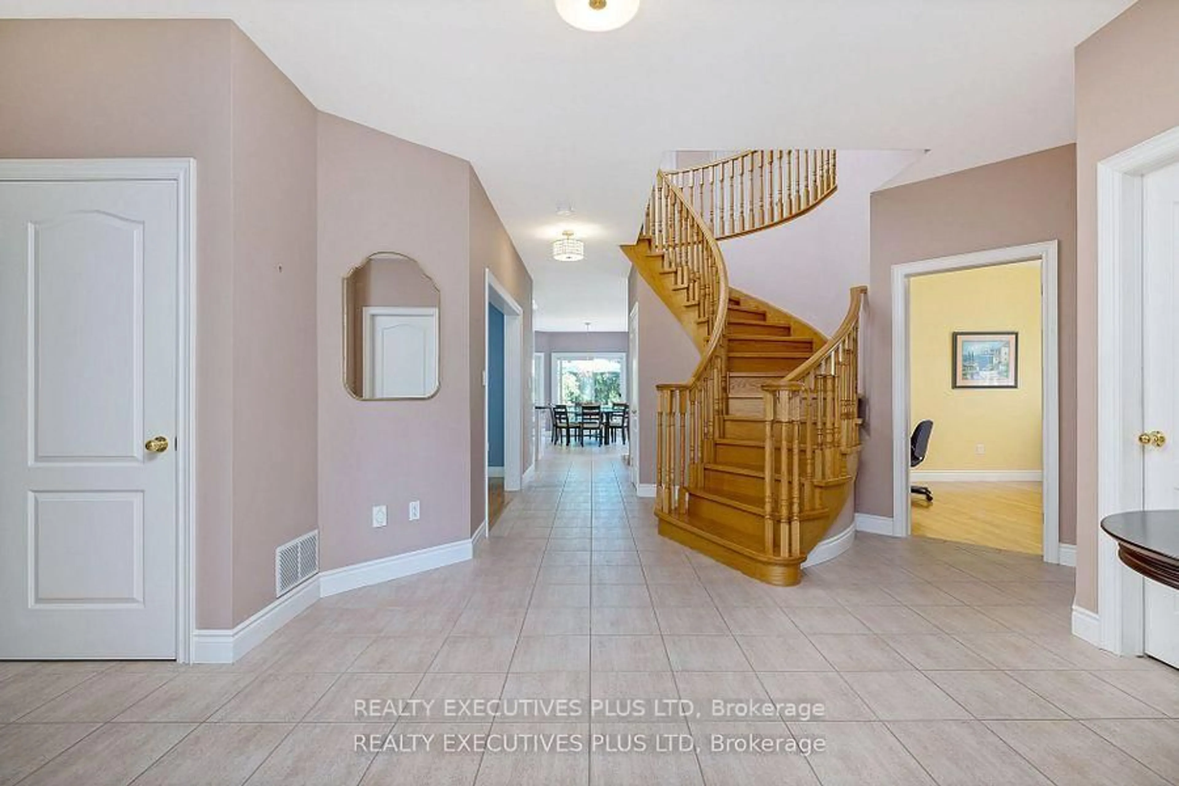 Indoor foyer for 2547 Morrison Ave, Mississauga Ontario L5C 3J6