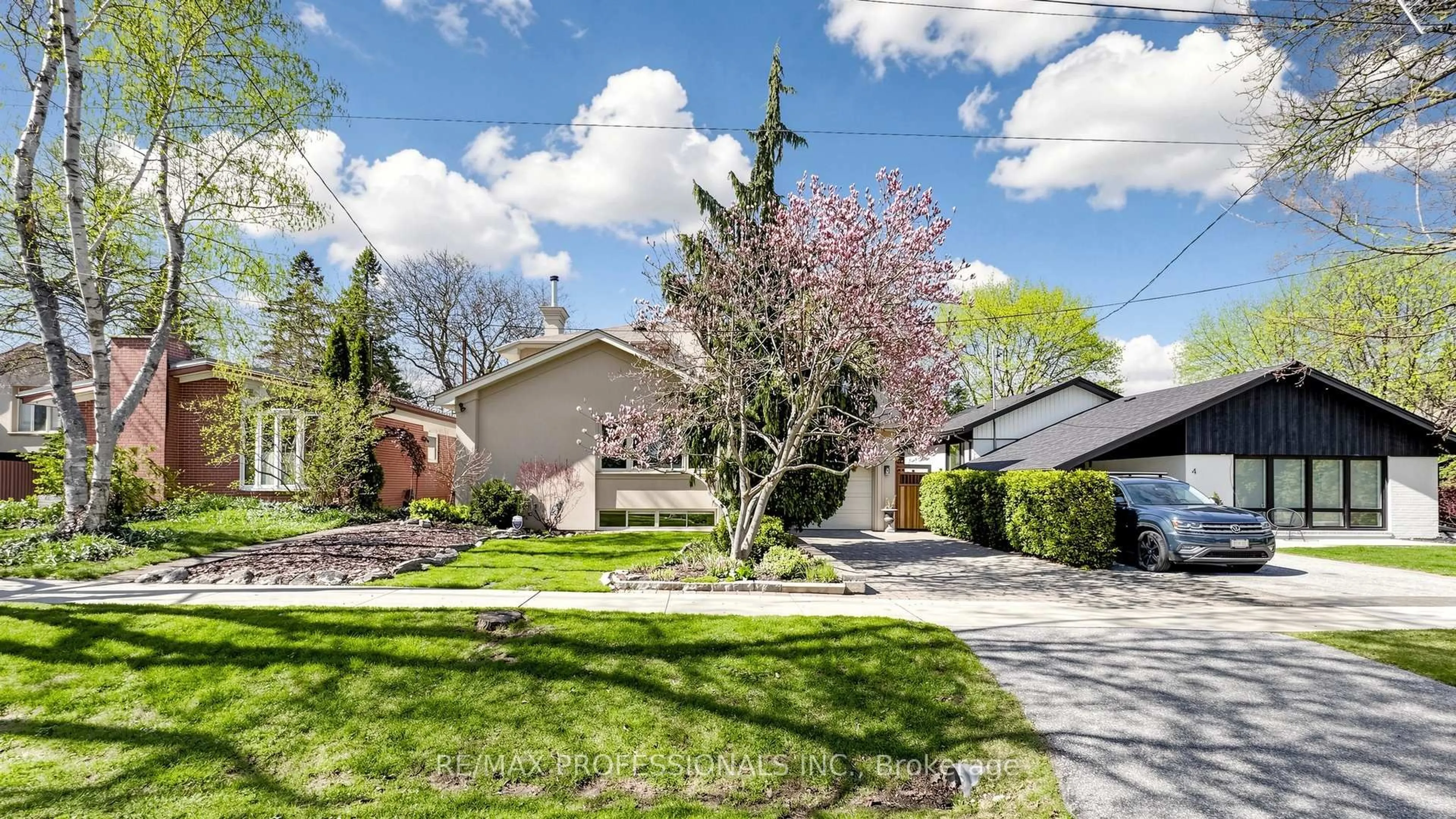 A pic from outside/outdoor area/front of a property/back of a property/a pic from drone, street for 6 Hedges Blvd, Toronto Ontario M9B 3C2