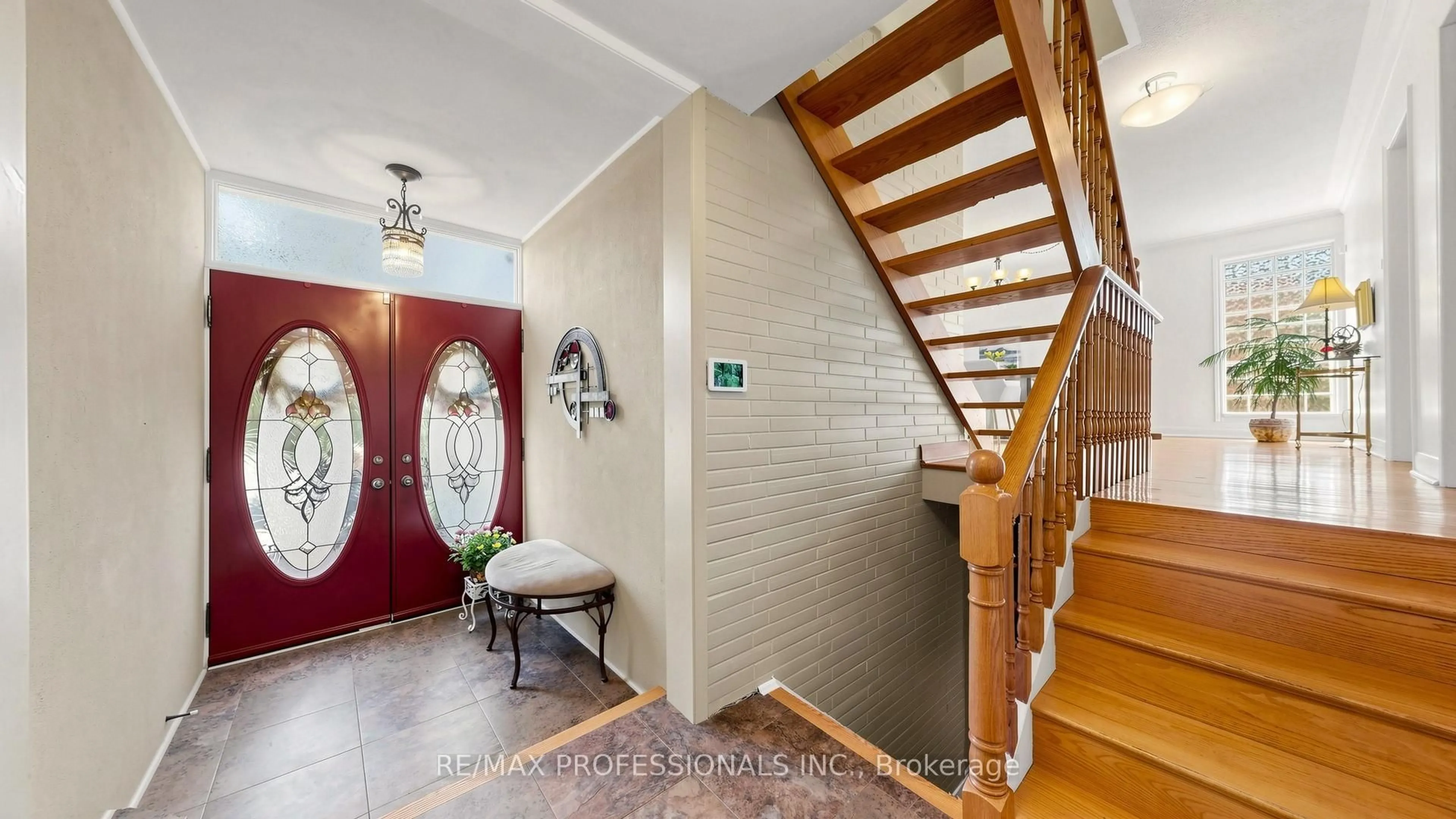 Indoor foyer for 6 Hedges Blvd, Toronto Ontario M9B 3C2