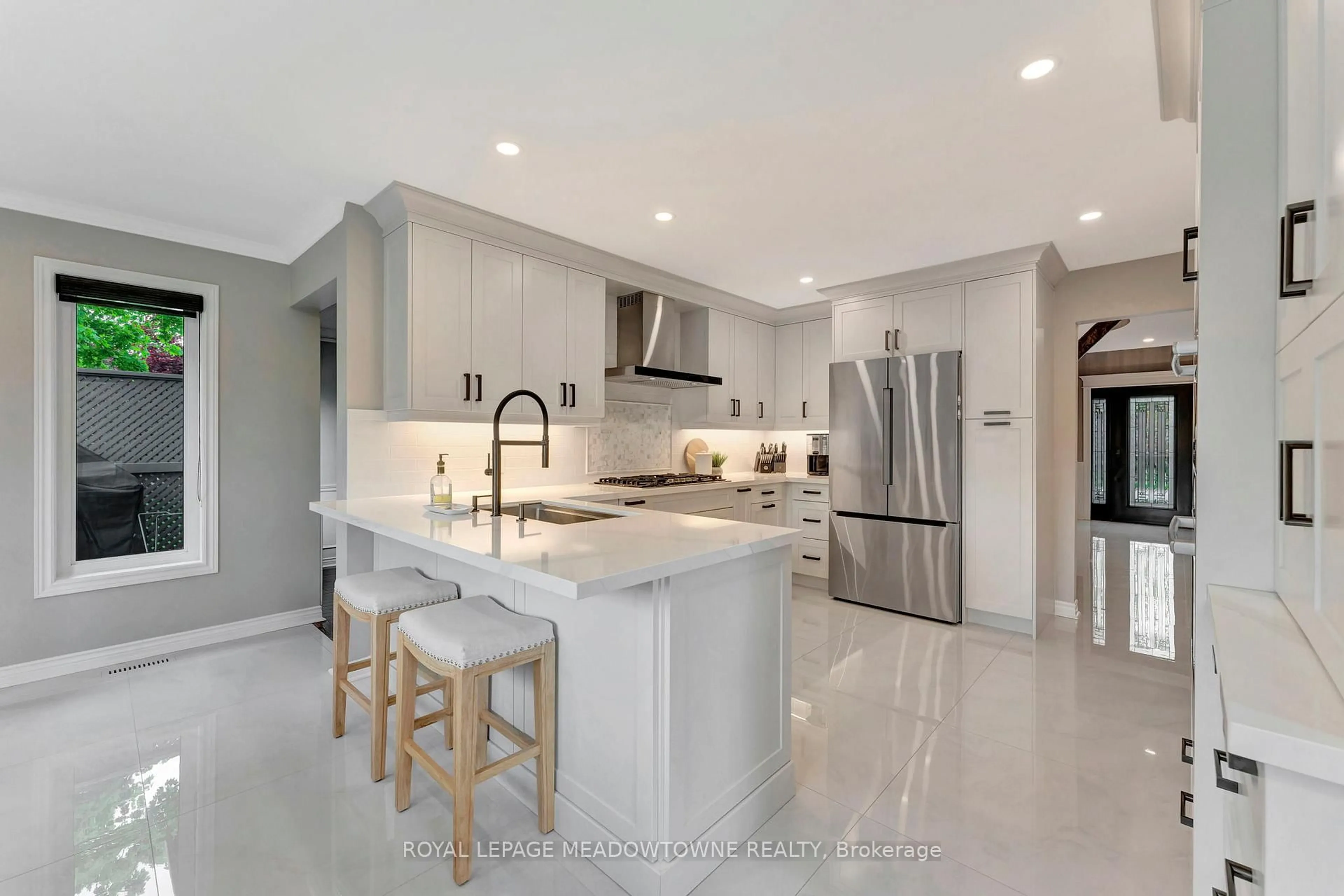 Open concept kitchen, ceramic/tile floor for 2008 Peak Pl, Oakville Ontario L6H 5T2