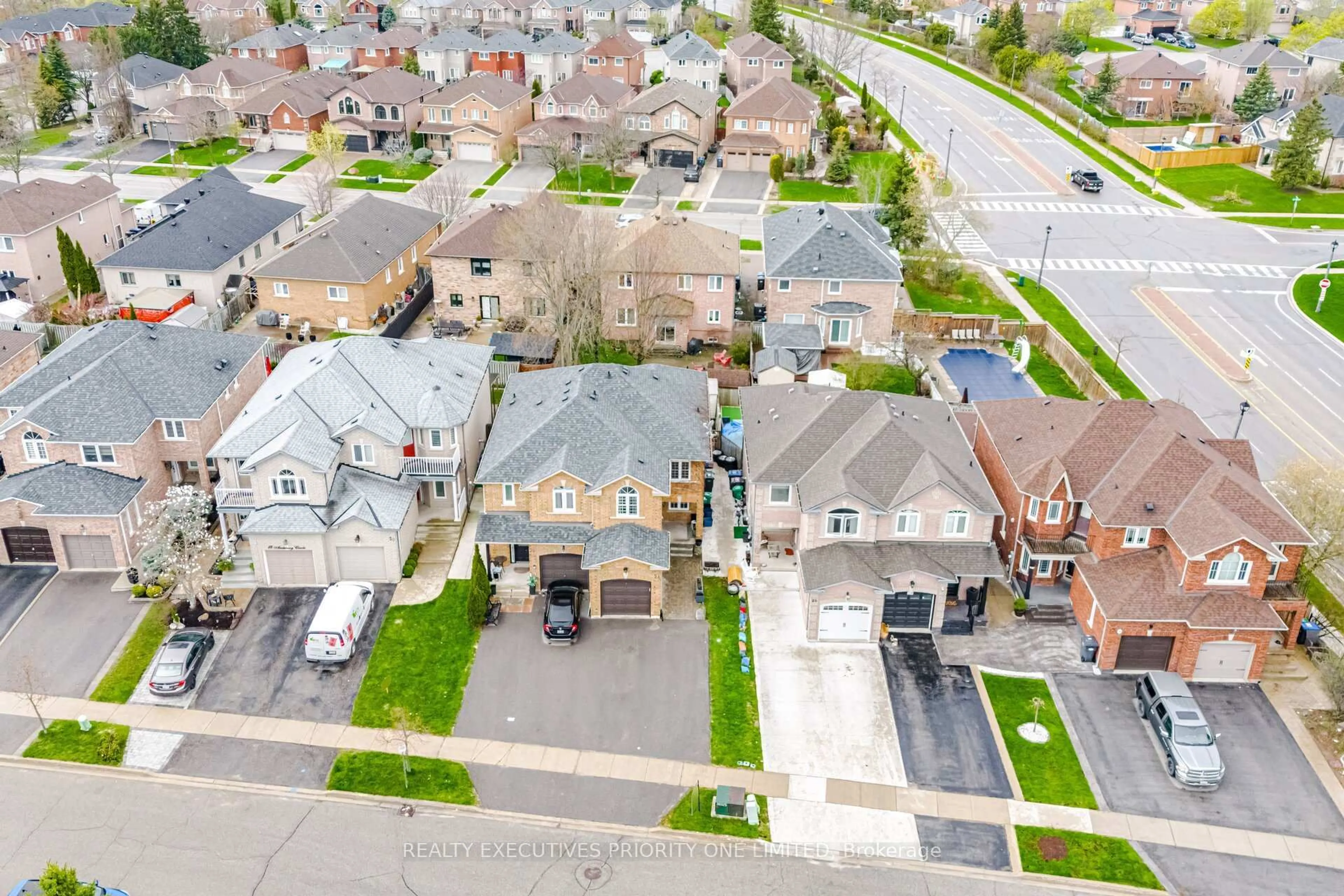 A pic from outside/outdoor area/front of a property/back of a property/a pic from drone, street for 24 Archbury Circ, Caledon Ontario L7E 2H7