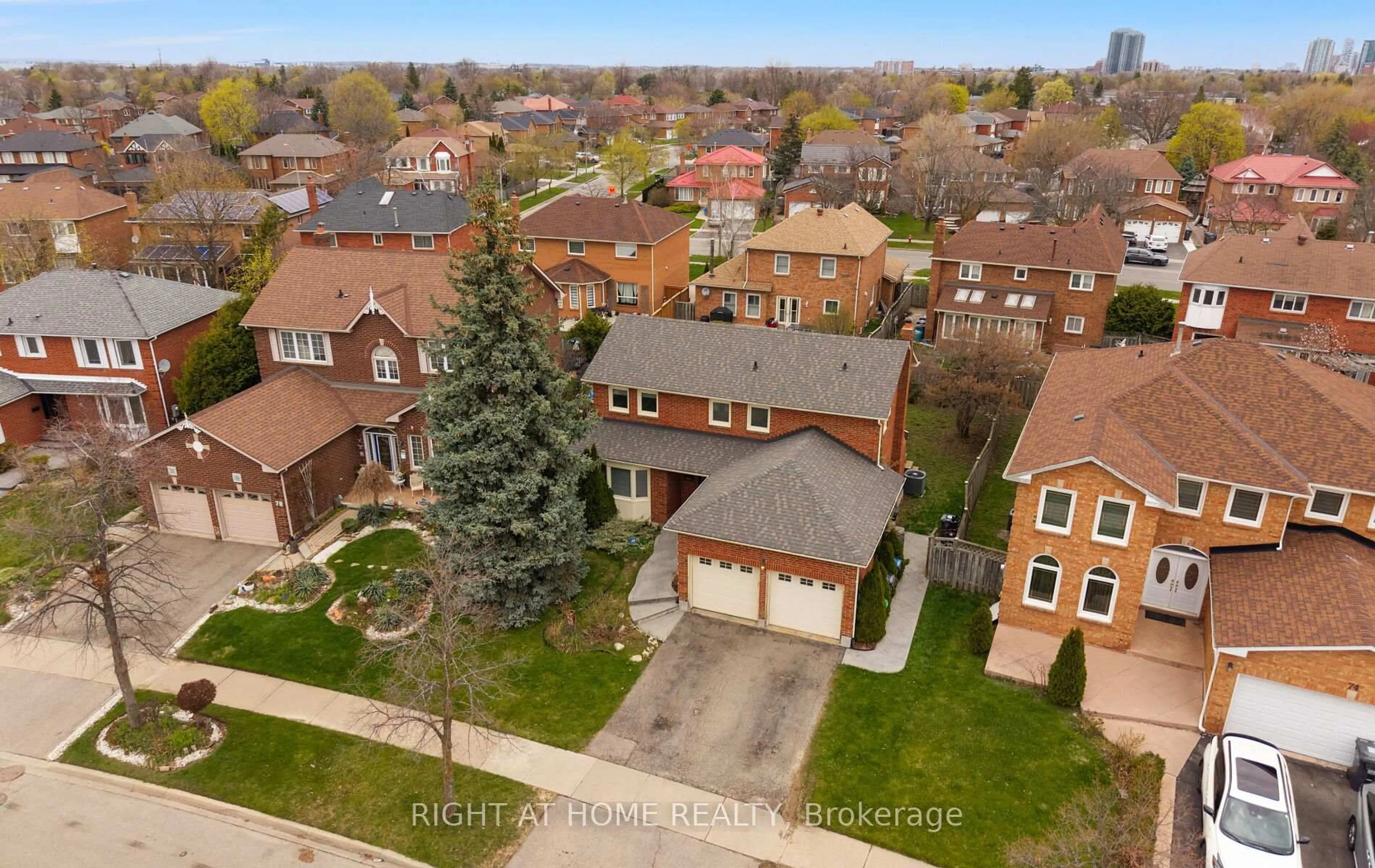 A pic from outside/outdoor area/front of a property/back of a property/a pic from drone, street for 72 Brydon Cres, Brampton Ontario L6X 3E5