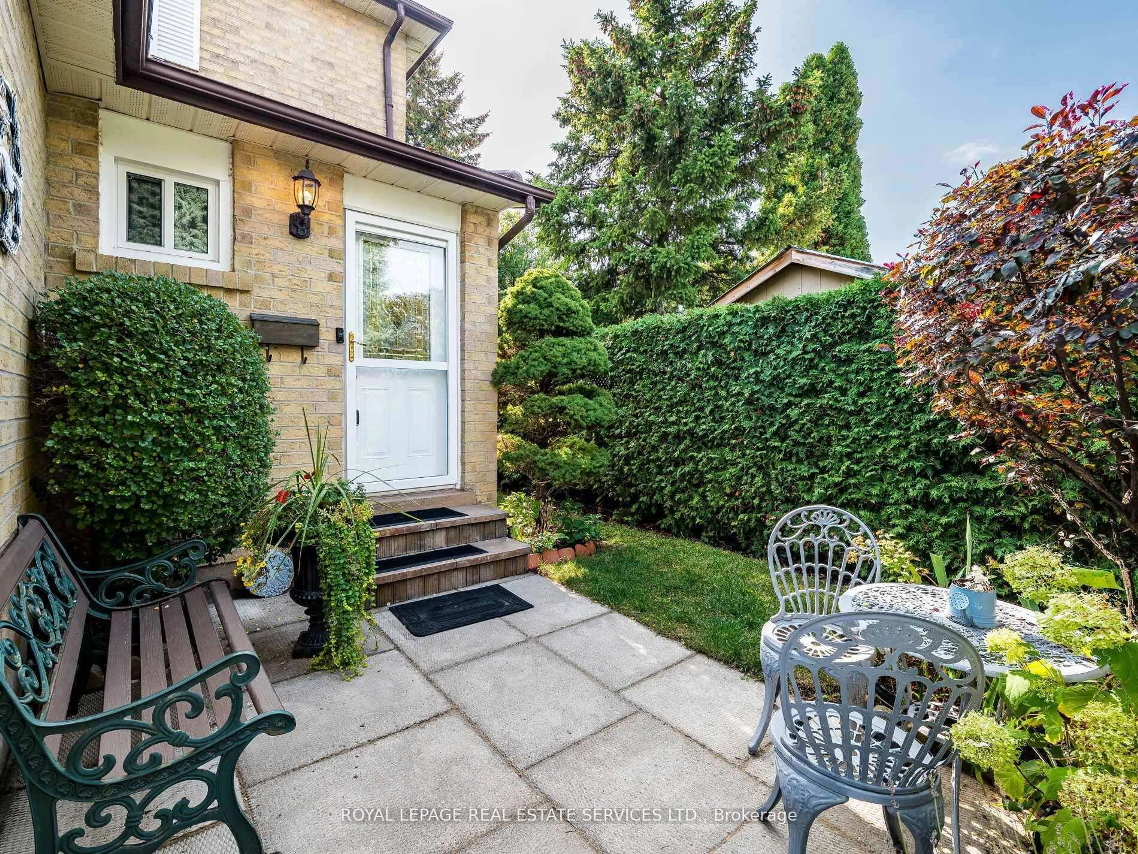 Patio, street for 77 Martindale Cres, Brampton Ontario L6X 2T8