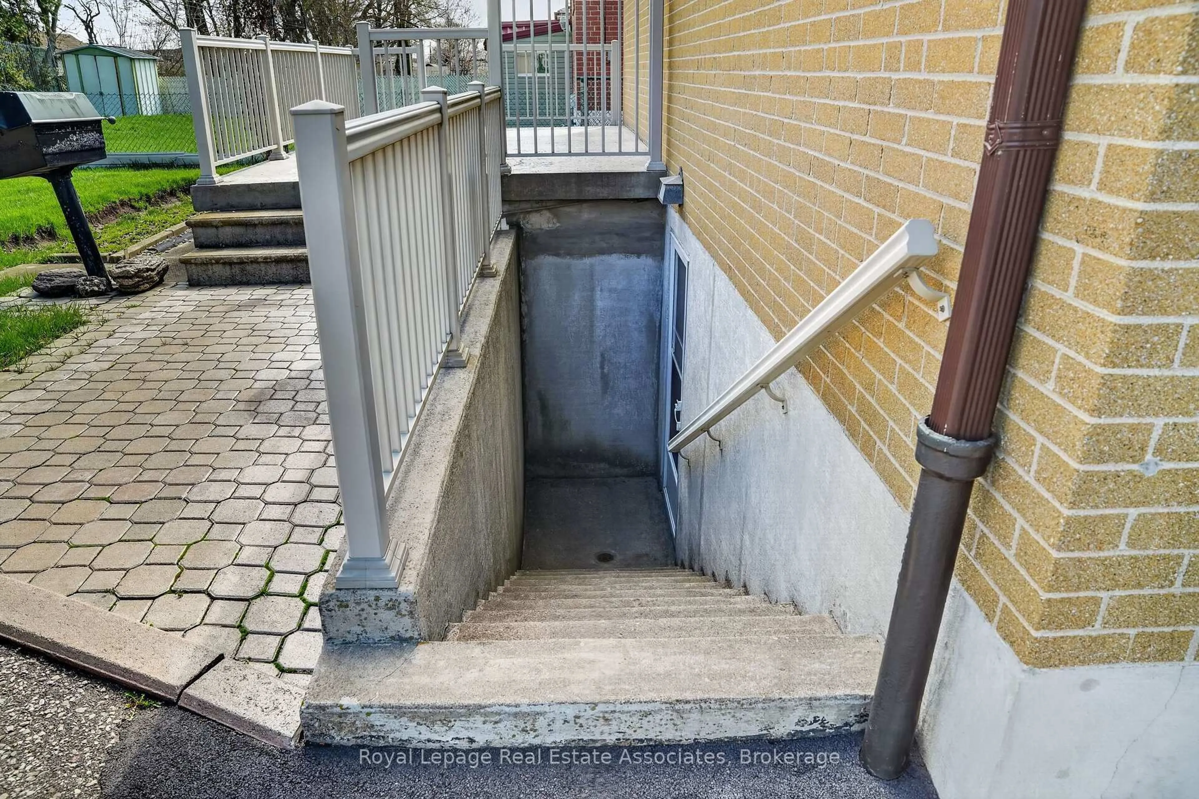 Stairs for 168 Taysham Cres, Toronto Ontario M9V 1X5