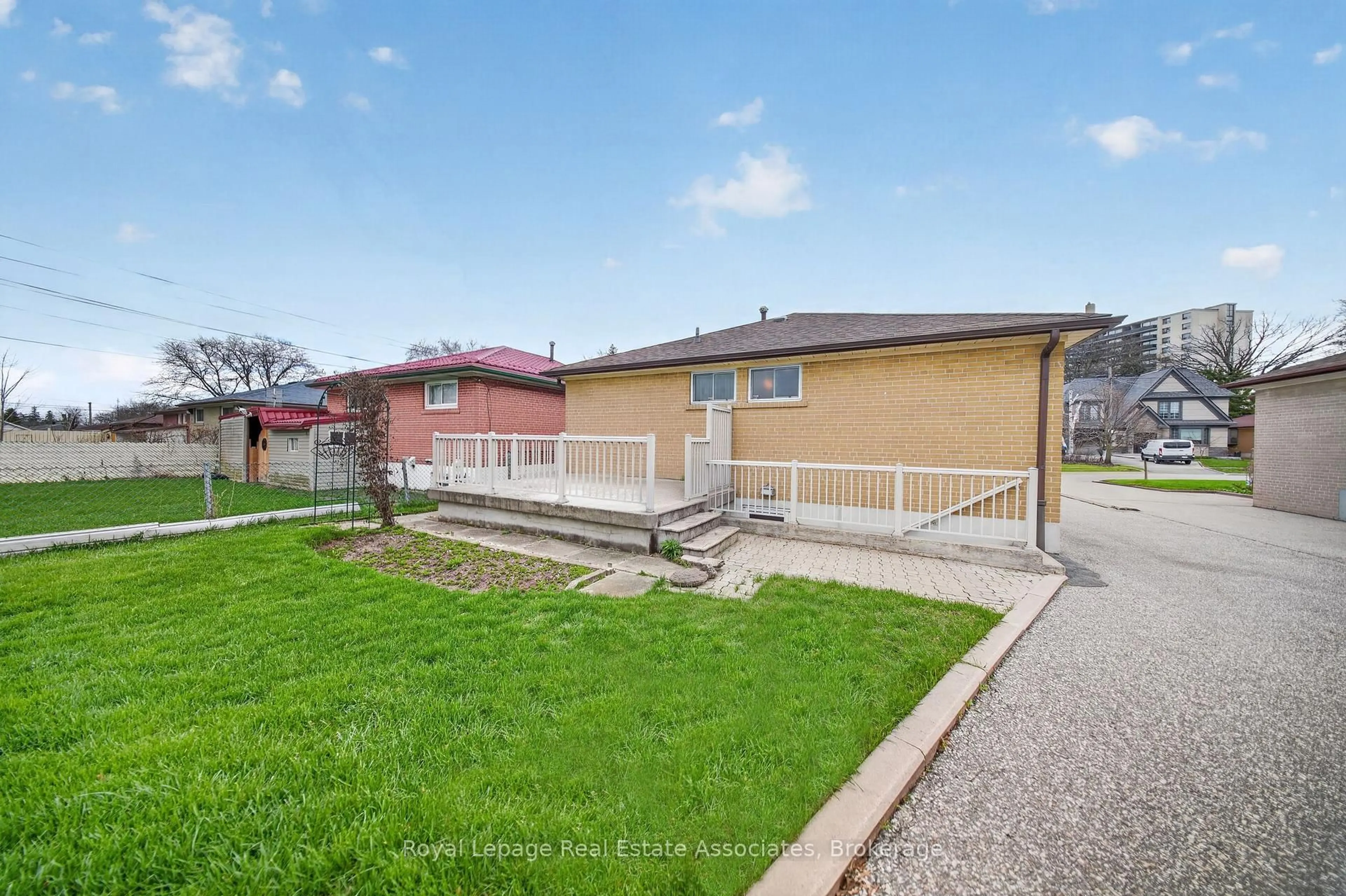 A pic from outside/outdoor area/front of a property/back of a property/a pic from drone, street for 168 Taysham Cres, Toronto Ontario M9V 1X5