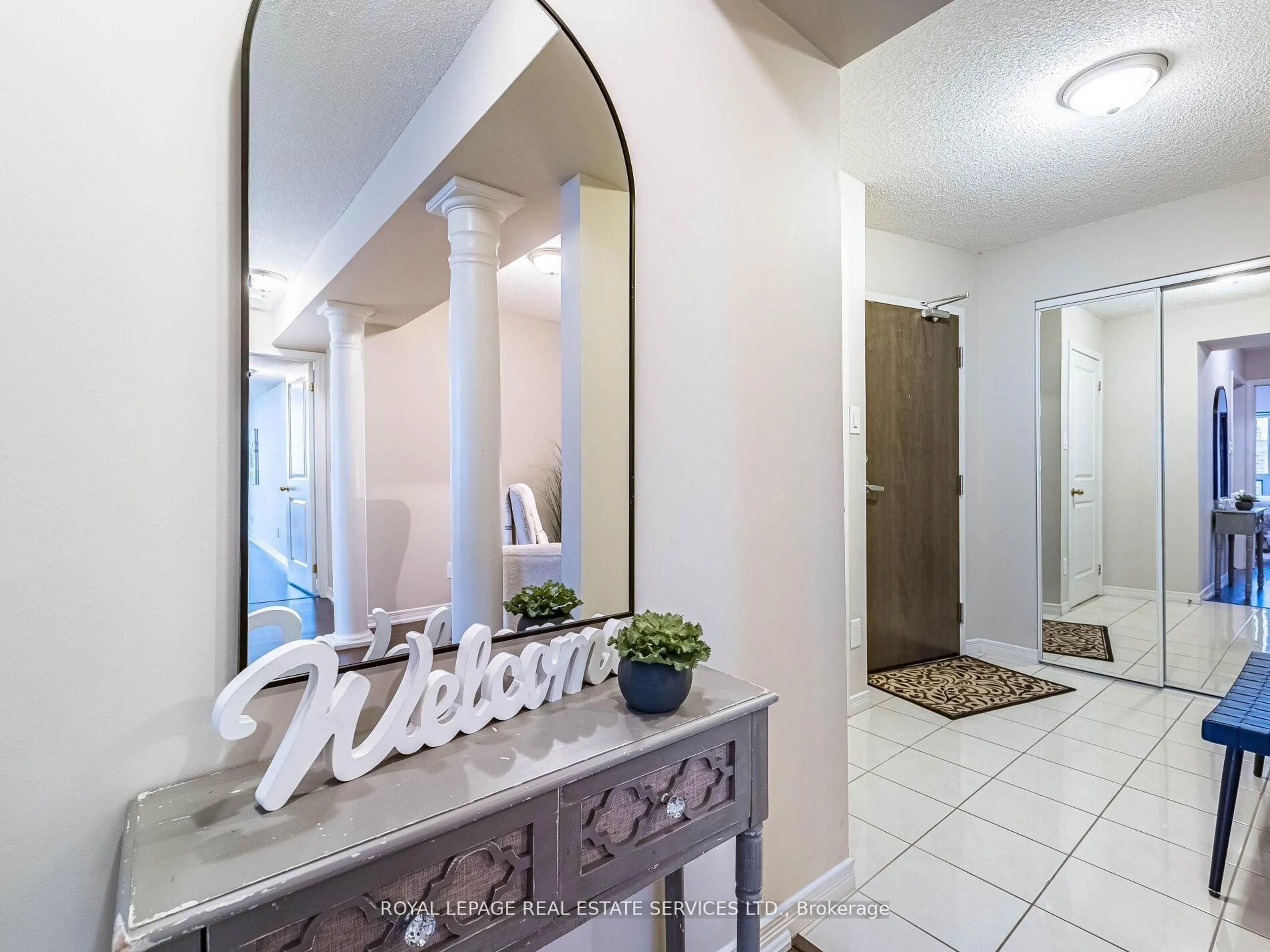 Indoor entryway for 9 George St #1602, Brampton Ontario L6X 0T6