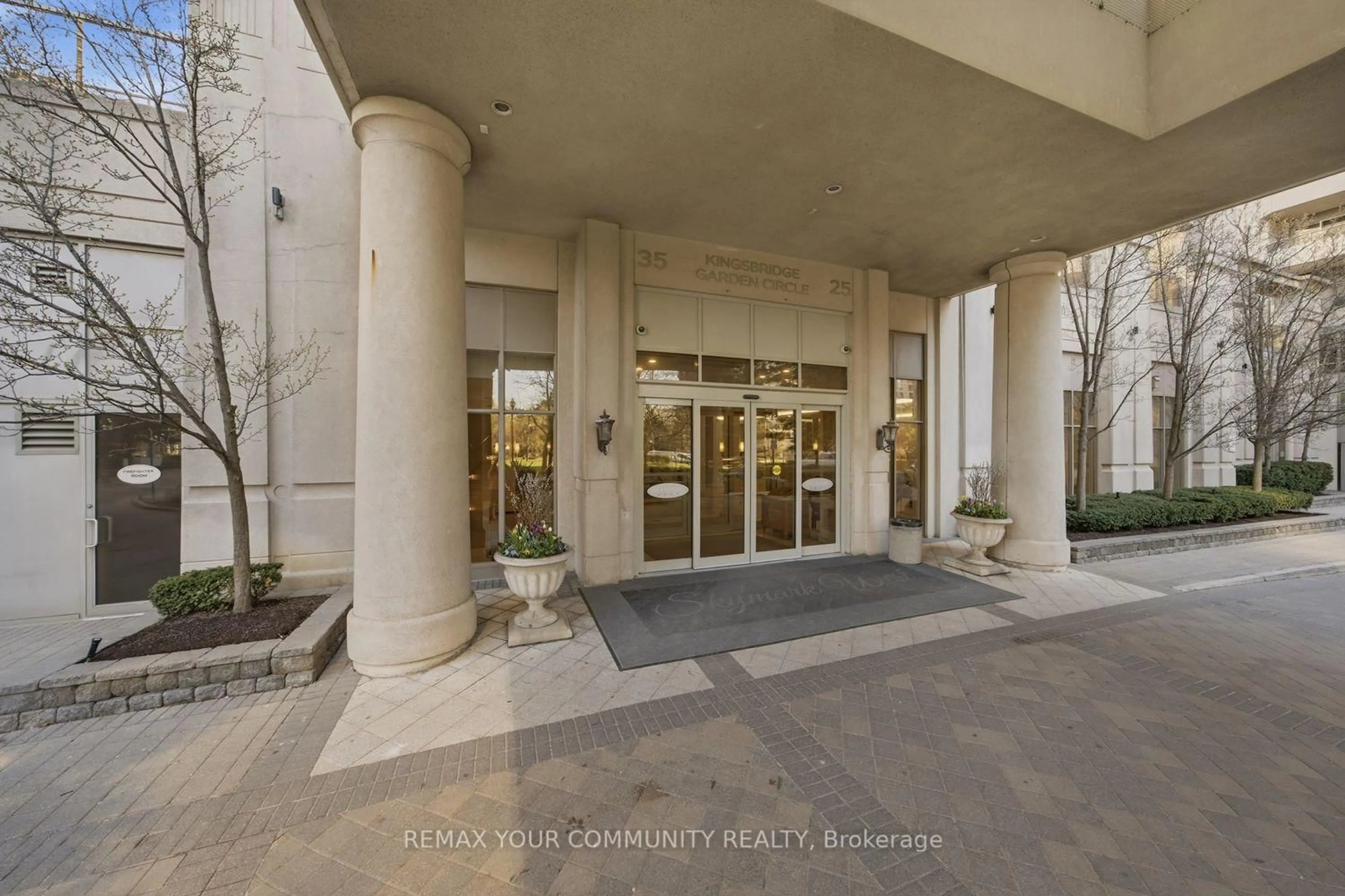 Indoor foyer for 25 Kingsbridge Garden Circ #1116, Mississauga Ontario L5R 4B1