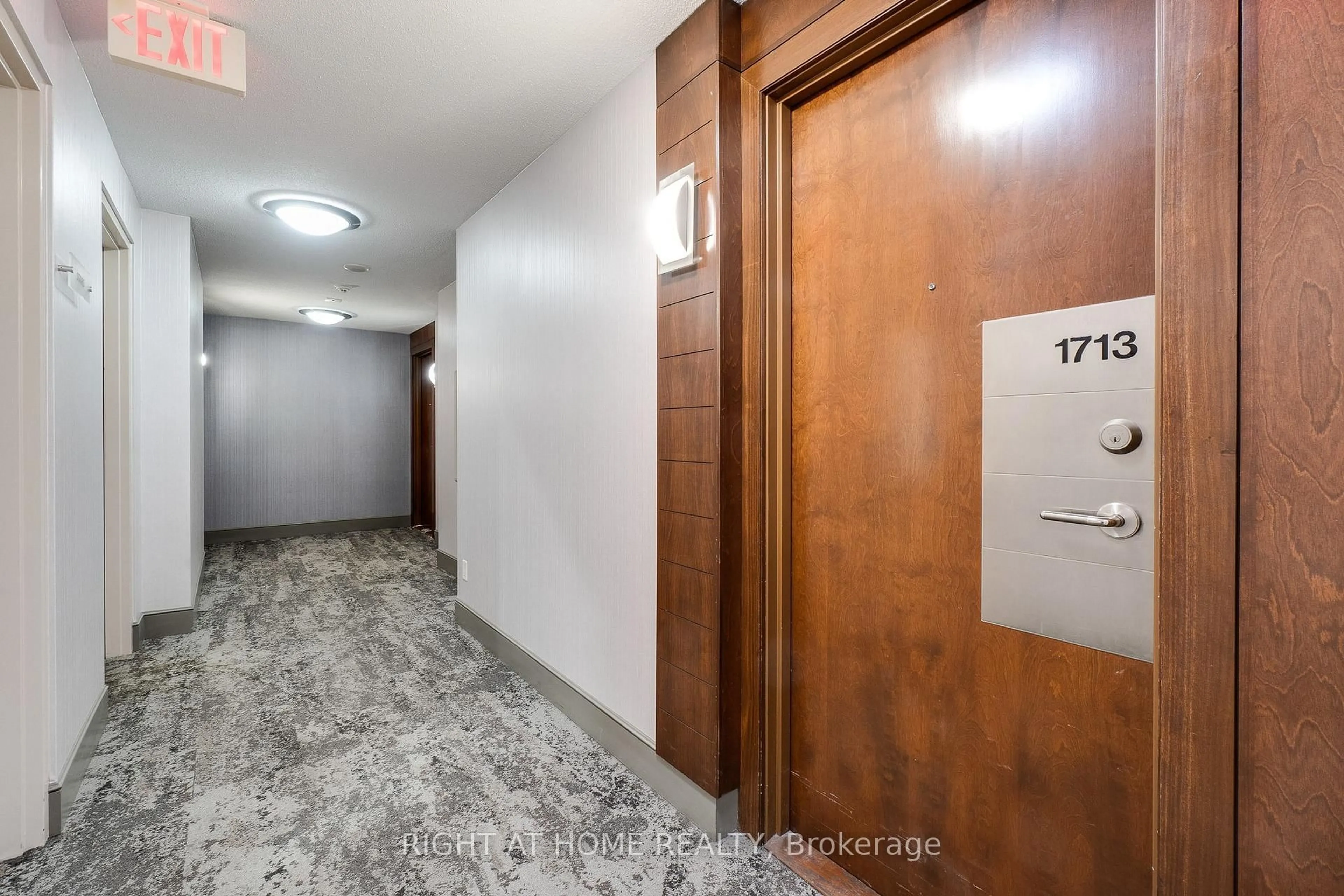 Indoor foyer for 310 Burnhamthorpe Rd #1713, Mississauga Ontario L5B 4P9