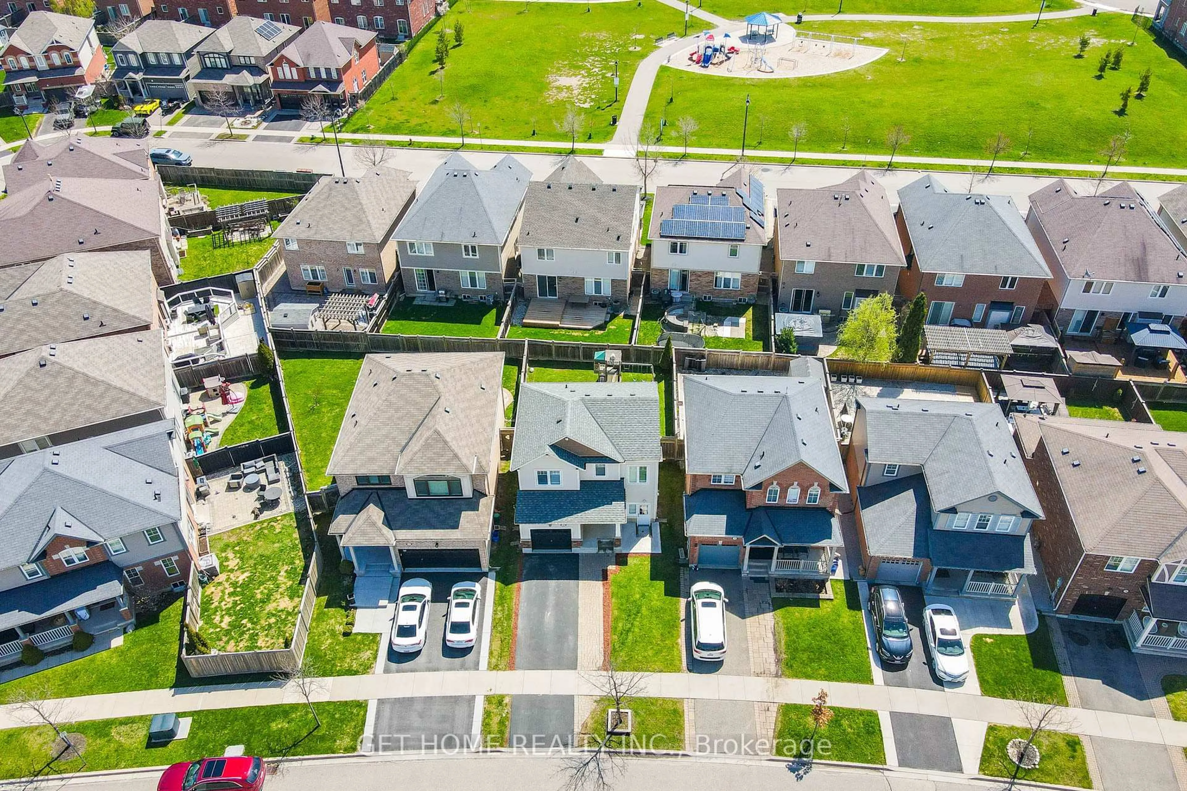 A pic from outside/outdoor area/front of a property/back of a property/a pic from drone, street for 384 Dymott Ave, Milton Ontario L9T 7T9