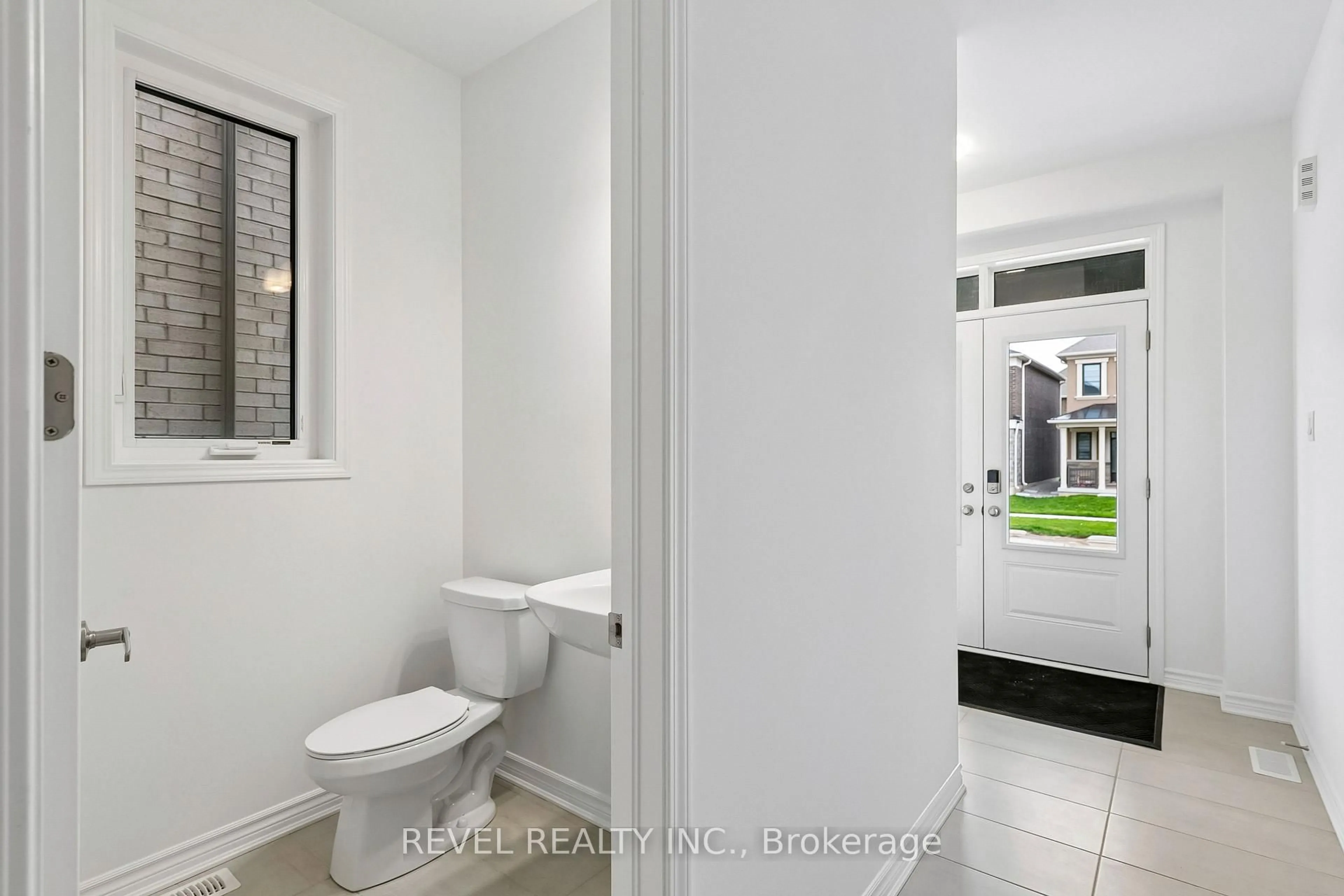 Standard bathroom, ceramic/tile floor for 1349 Fourth Line, Milton Ontario L9E 2J7