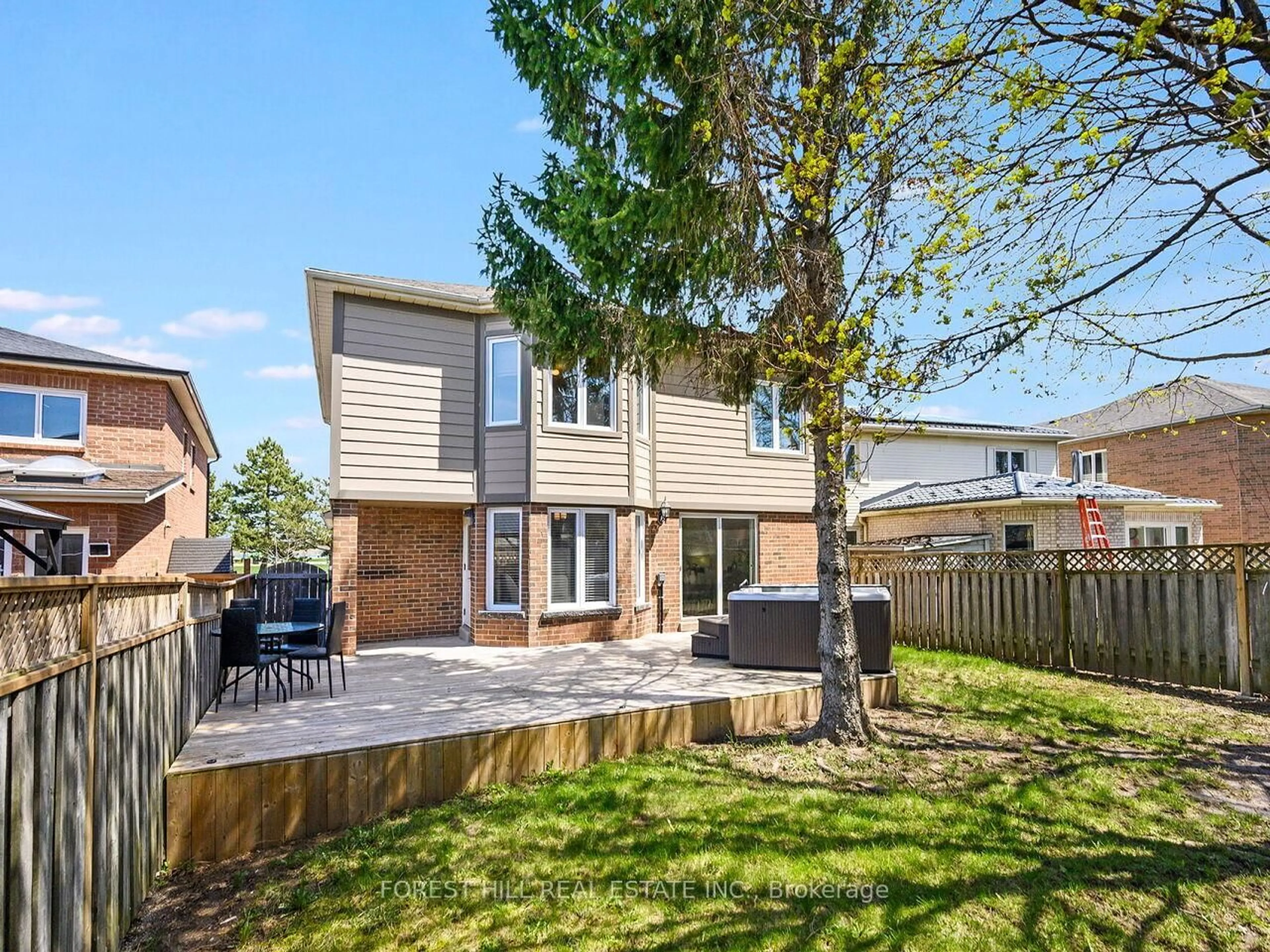 A pic from outside/outdoor area/front of a property/back of a property/a pic from drone, street for 4076 Colonial Dr, Mississauga Ontario L5L 4K1