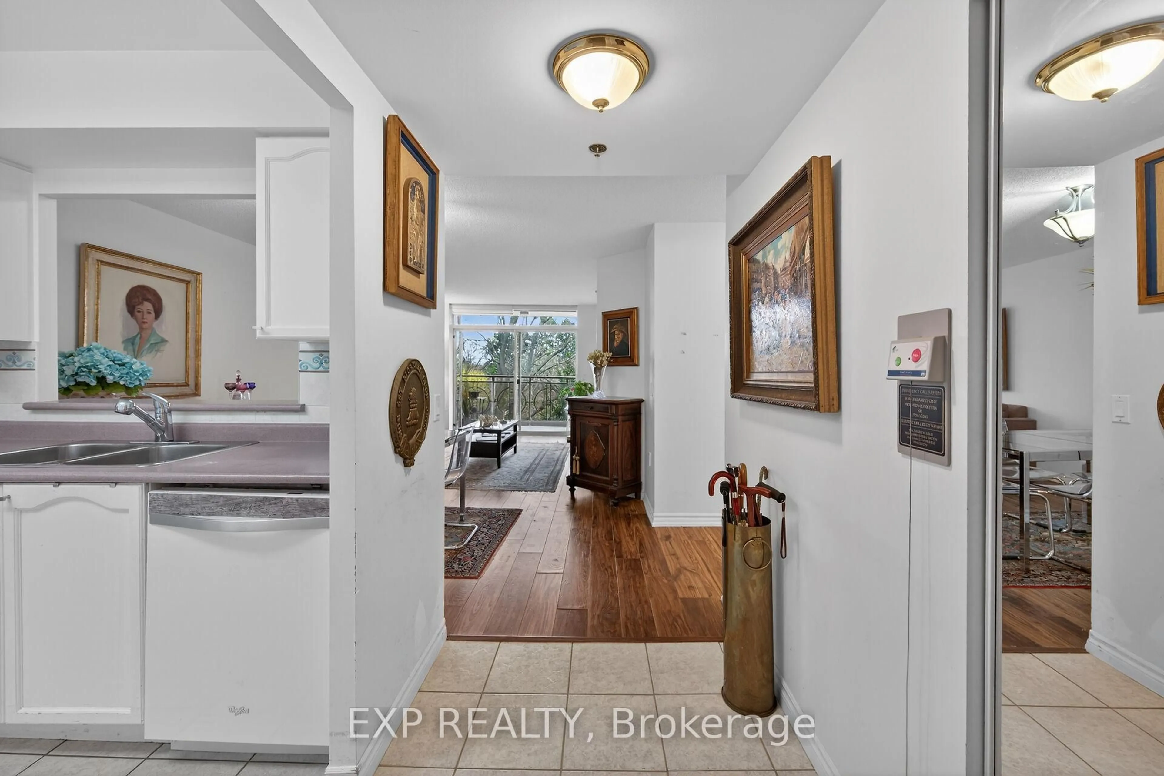 Indoor entryway for 100 Burloak Dr #1410, Burlington Ontario L7L 6P6