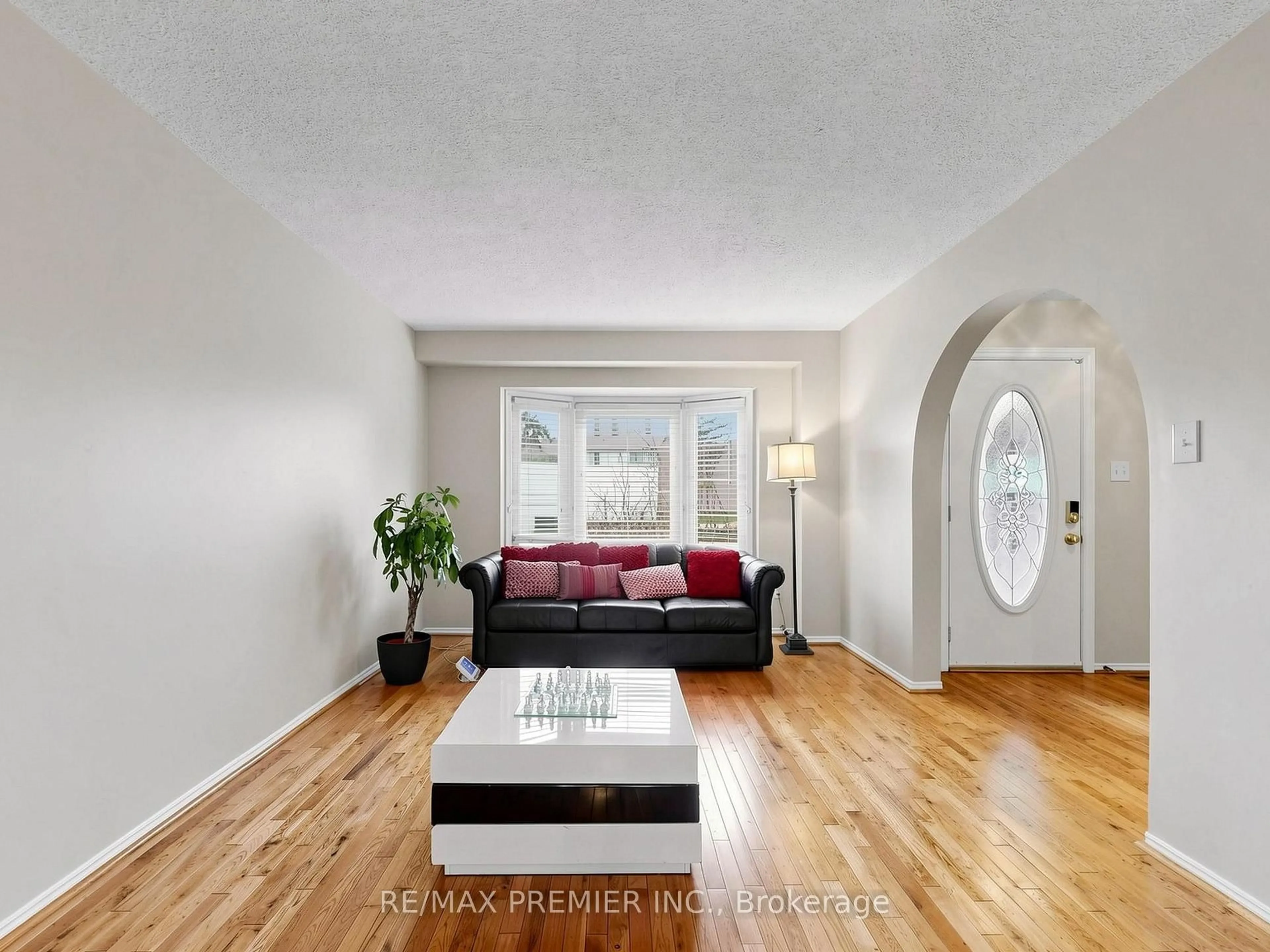 Living room with furniture, unknown for 4579 Guildwood Way, Mississauga Ontario L5R 1Z2