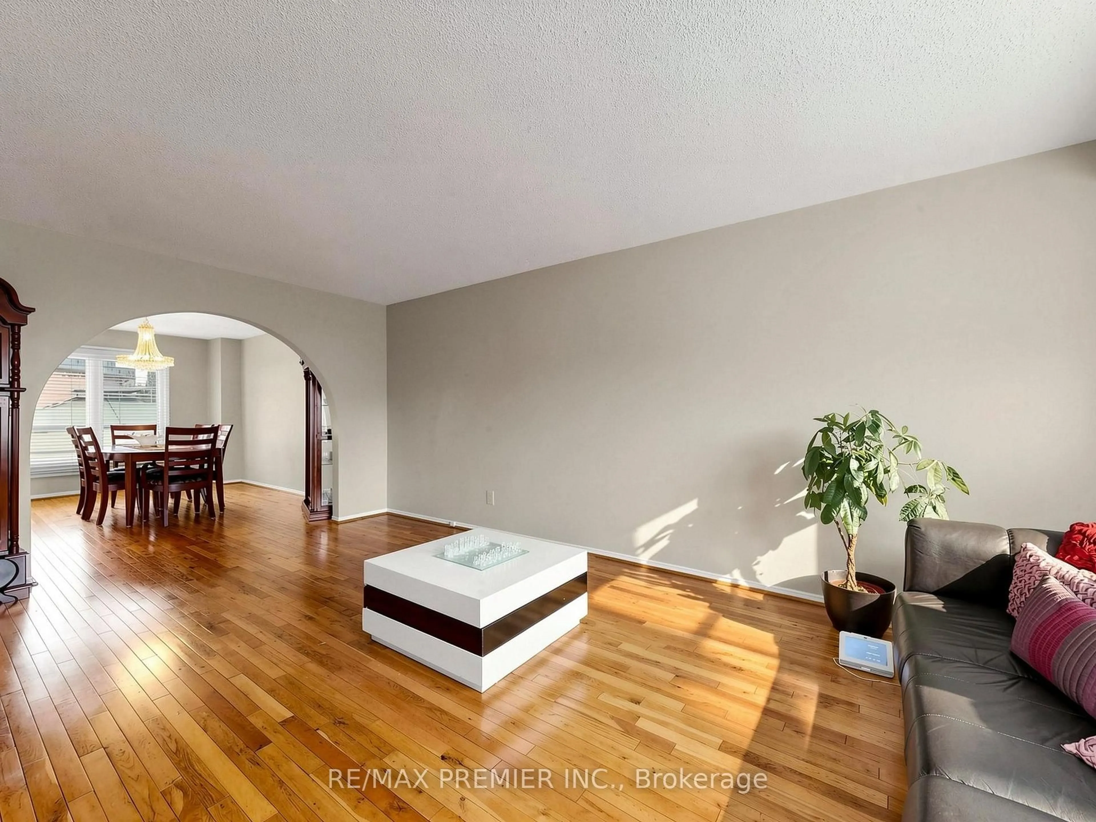 Living room with furniture, wood/laminate floor for 4579 Guildwood Way, Mississauga Ontario L5R 1Z2