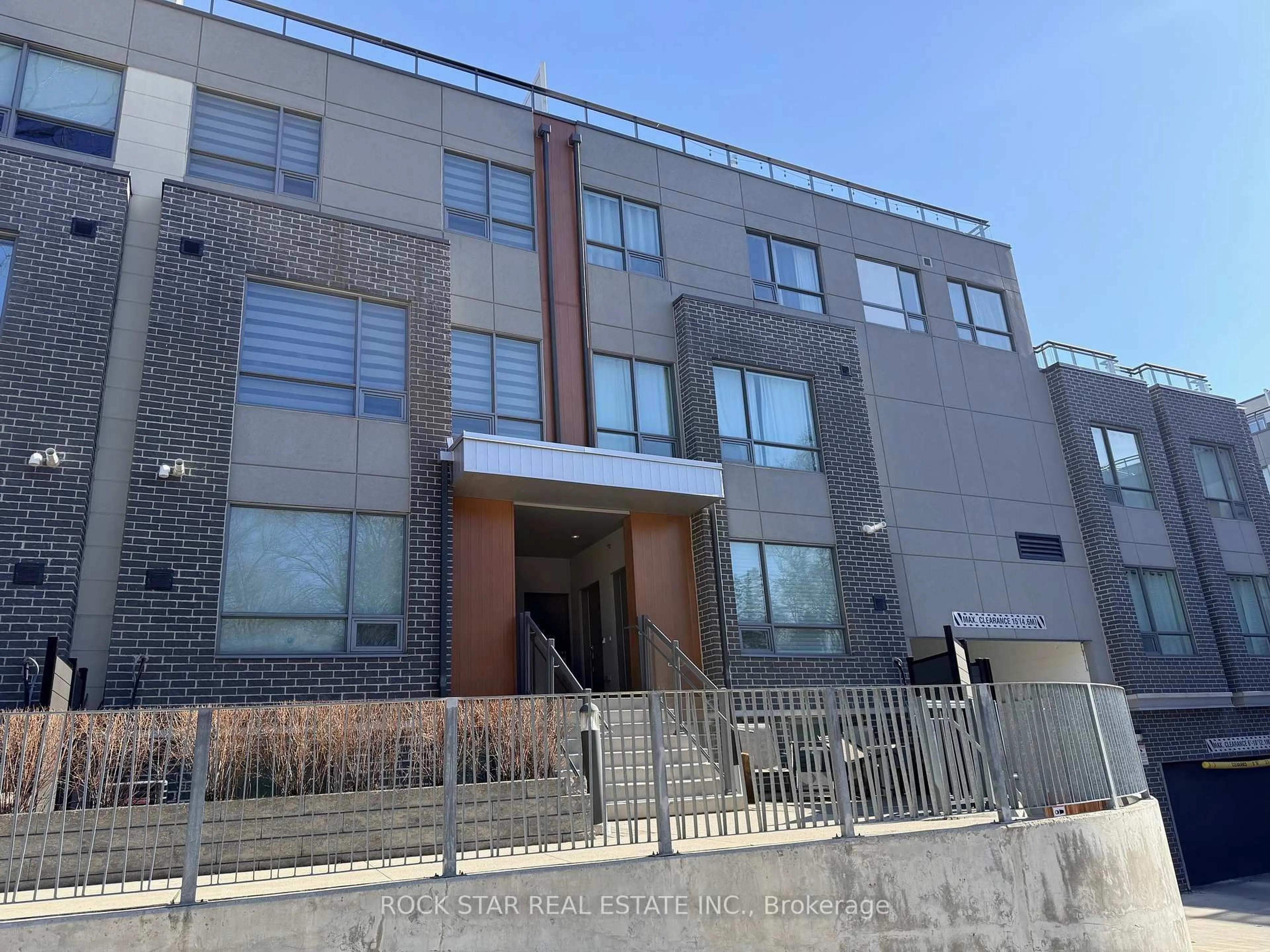 A pic from outside/outdoor area/front of a property/back of a property/a pic from drone, building for 670 Atwater Ave #16, Mississauga Ontario L5G 0B6