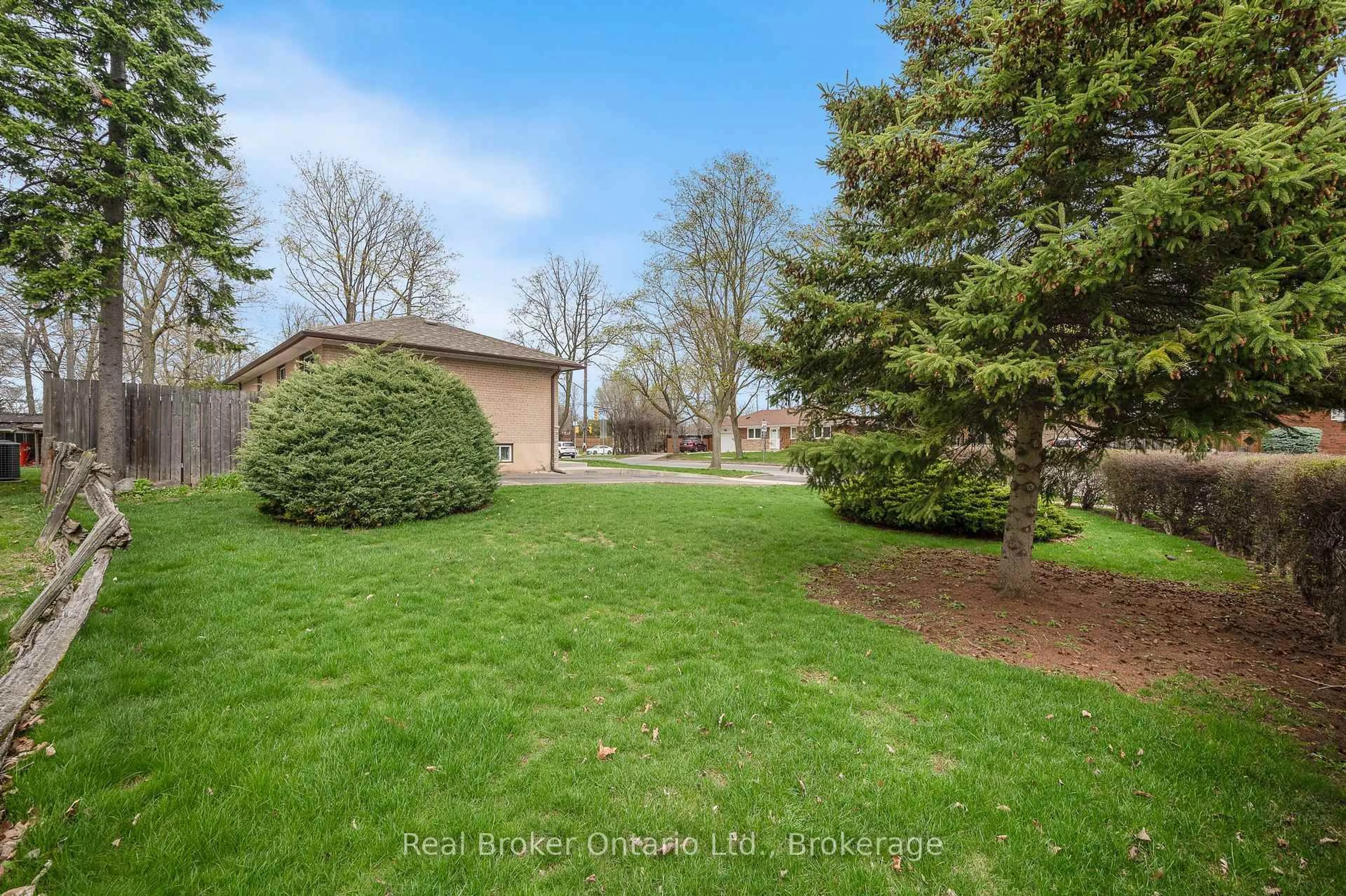 A pic from outside/outdoor area/front of a property/back of a property/a pic from drone, unknown for 434 Hampton Heath Rd, Burlington Ontario L7L 4R5