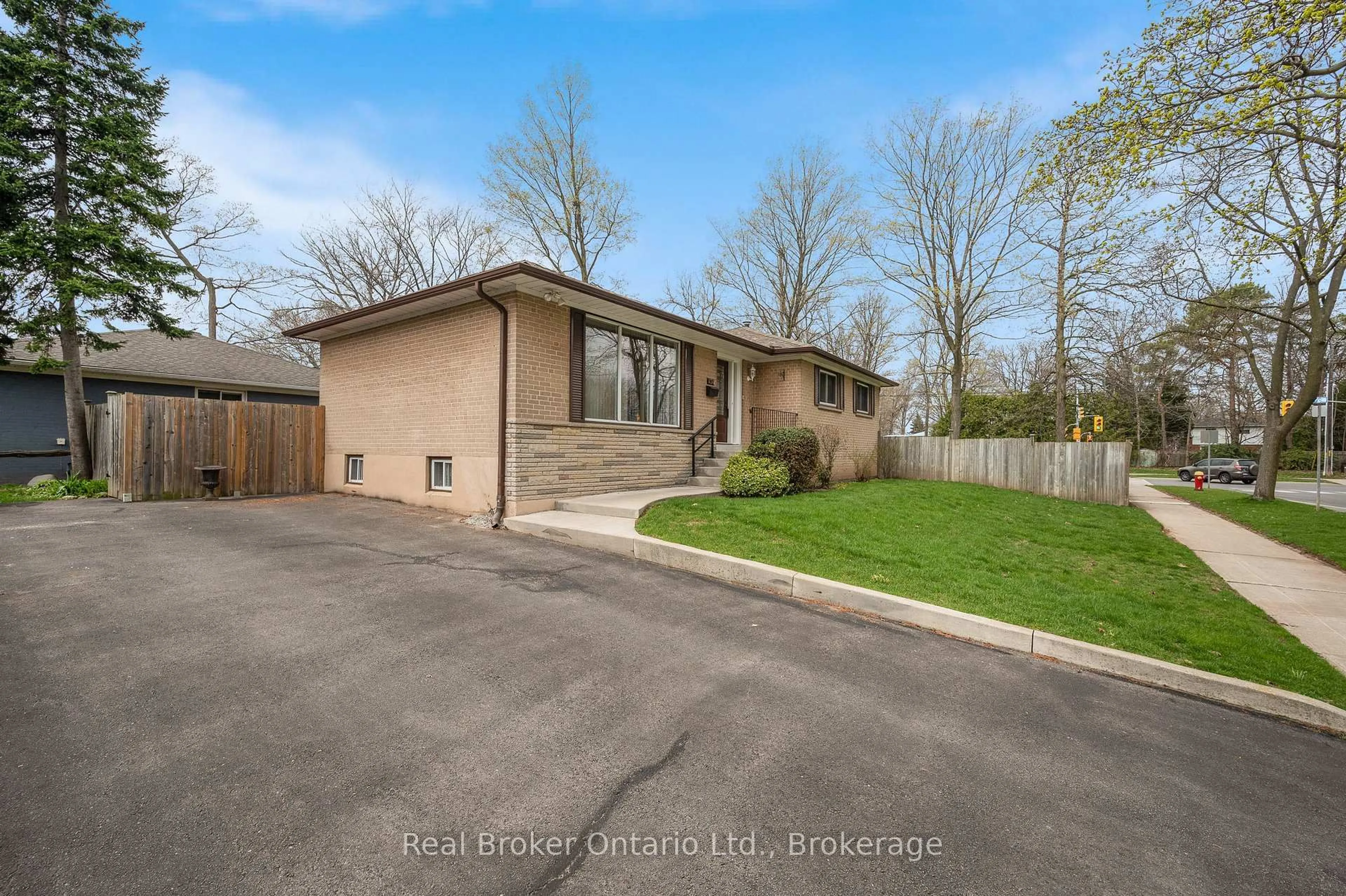 A pic from outside/outdoor area/front of a property/back of a property/a pic from drone, street for 434 Hampton Heath Rd, Burlington Ontario L7L 4R5