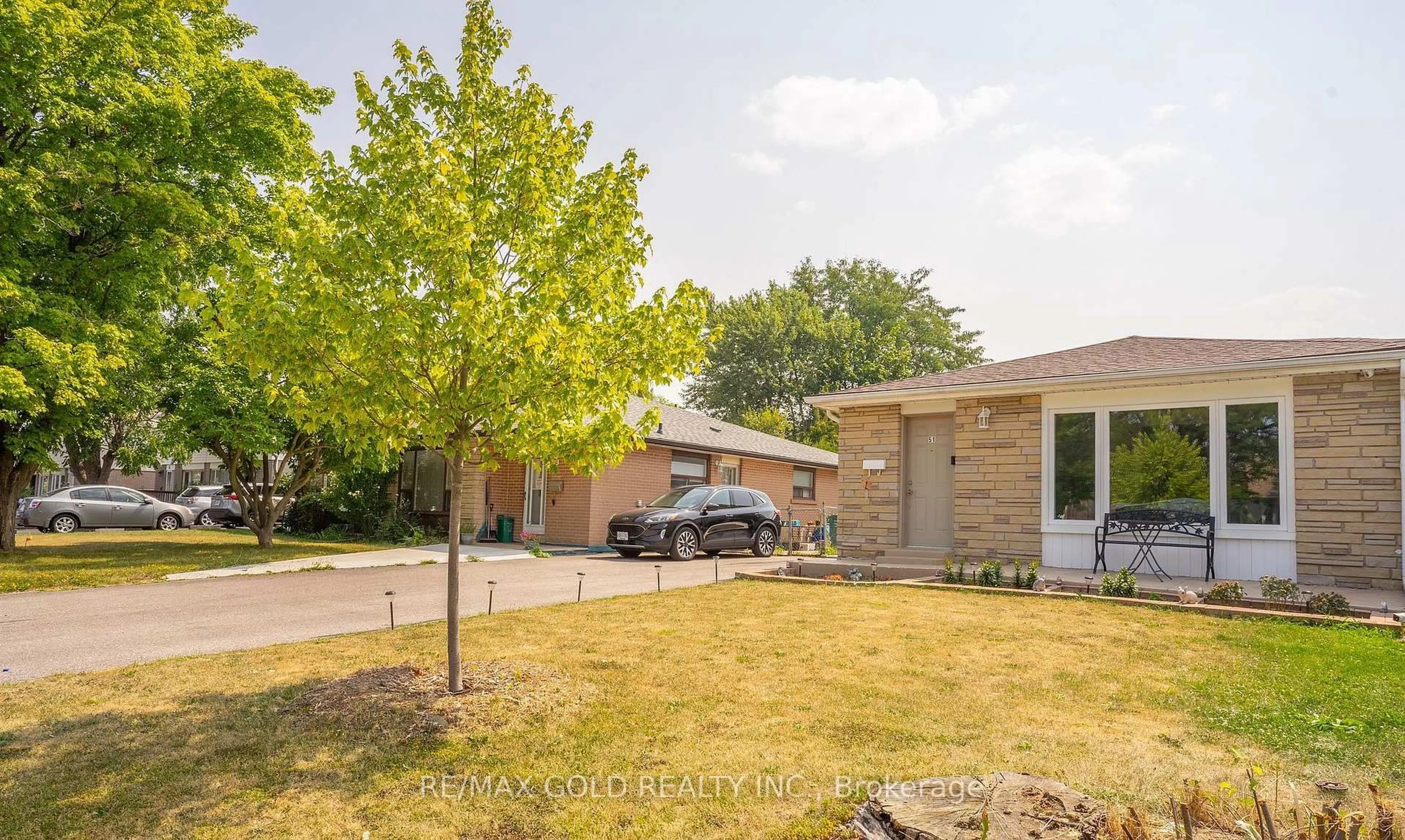 A pic from outside/outdoor area/front of a property/back of a property/a pic from drone, street for 51 Davenport Cres, Brampton Ontario L6T 3L5