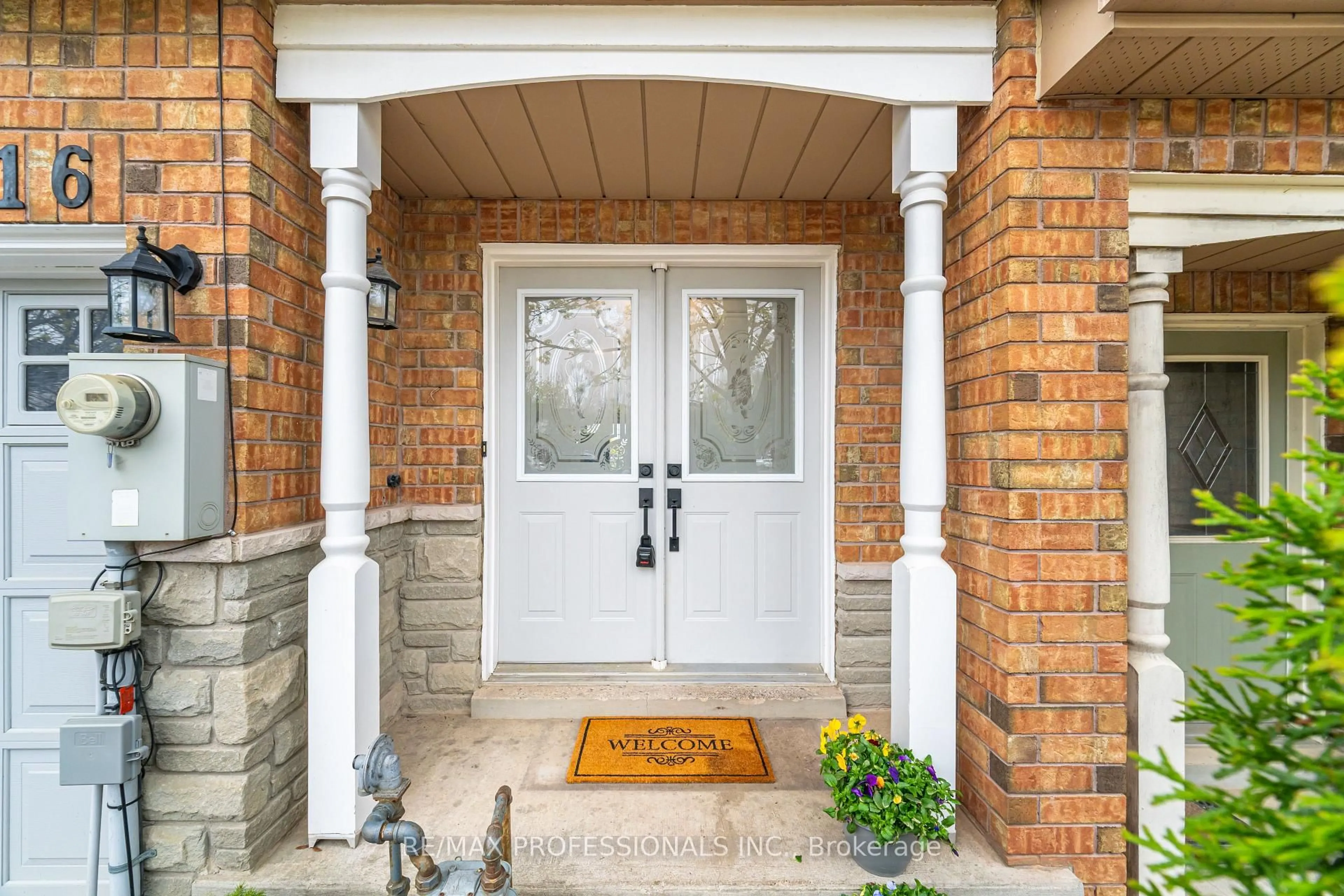 Indoor entryway for 116 Dominion Gardens Dr, Halton Hills Ontario L7G 6B4