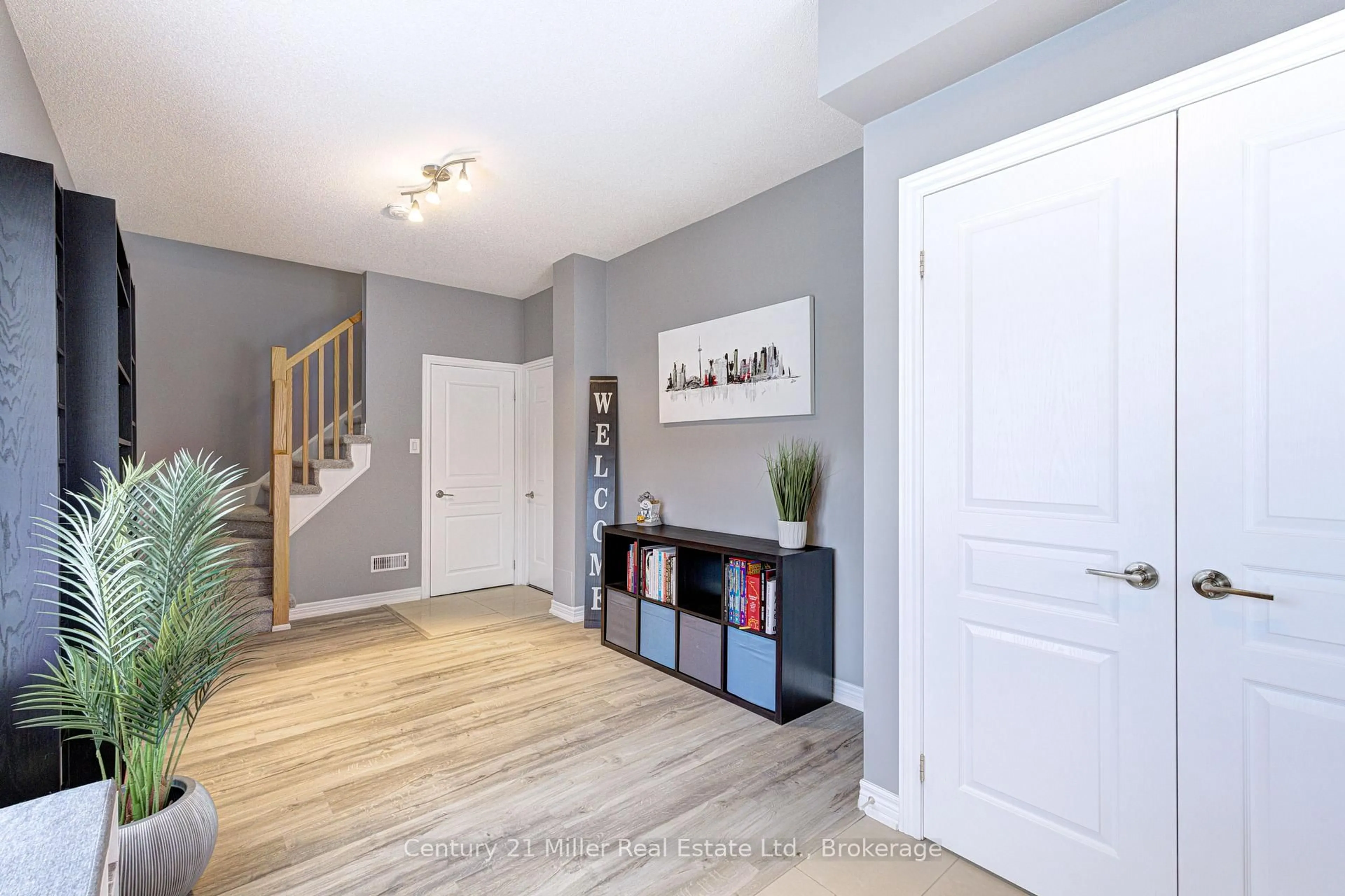 Indoor entryway for 1401 Plains Rd #87, Burlington Ontario L7R 0C2