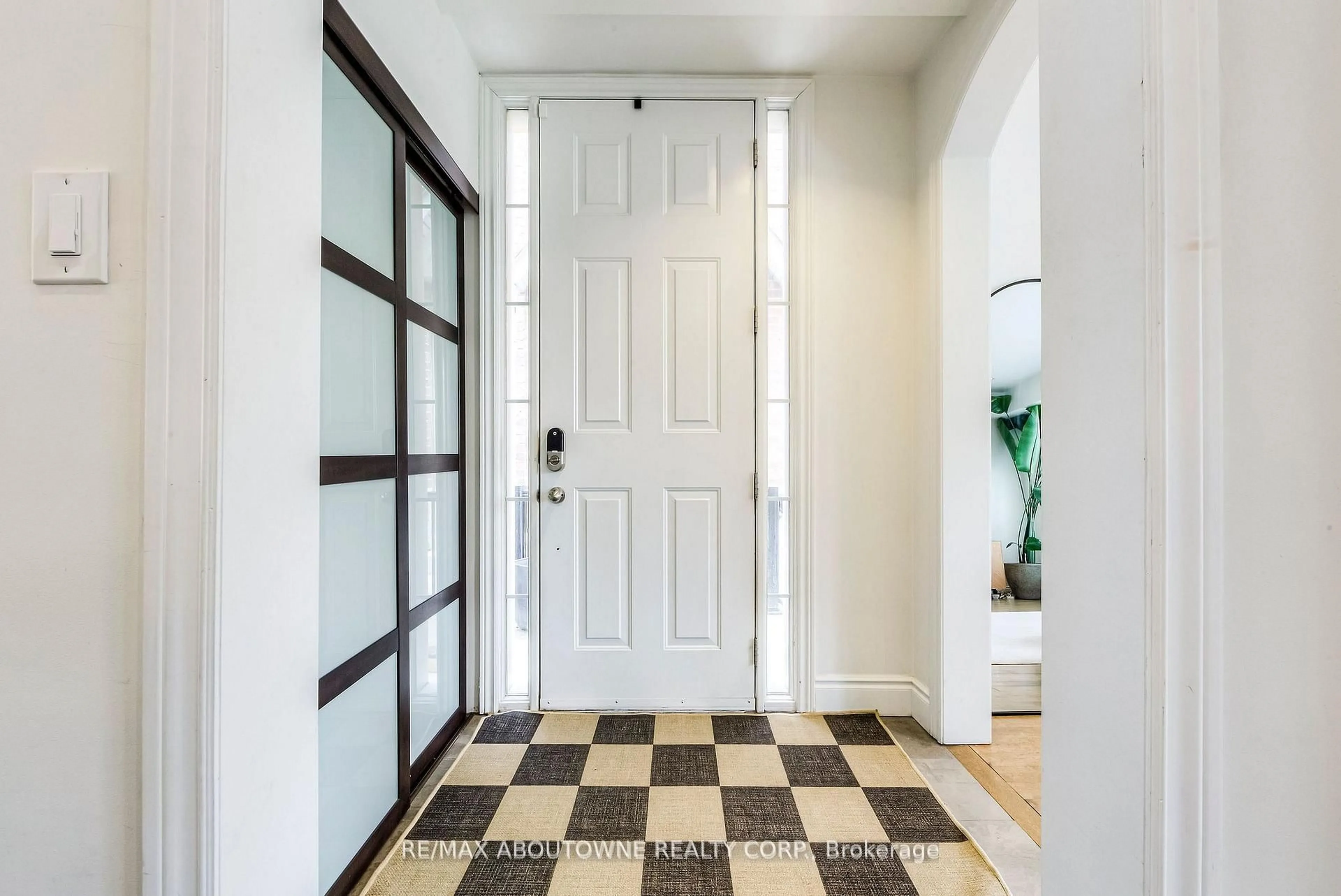 Indoor entryway for 321 Dalesford Rd, Toronto Ontario M8Y 1G8