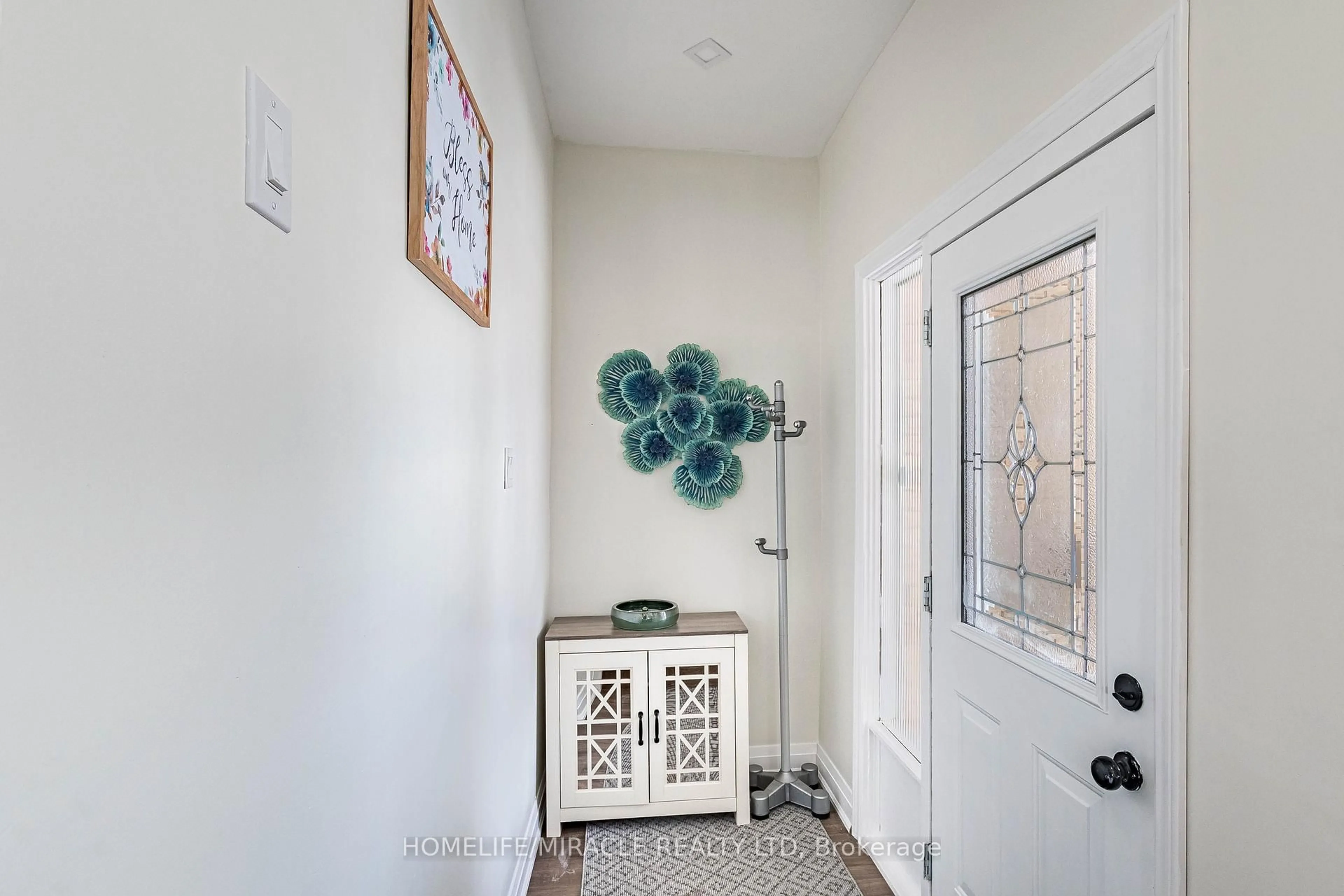 Indoor entryway for 36 Mclaughlin Rd, Brampton Ontario L6X 1Y5