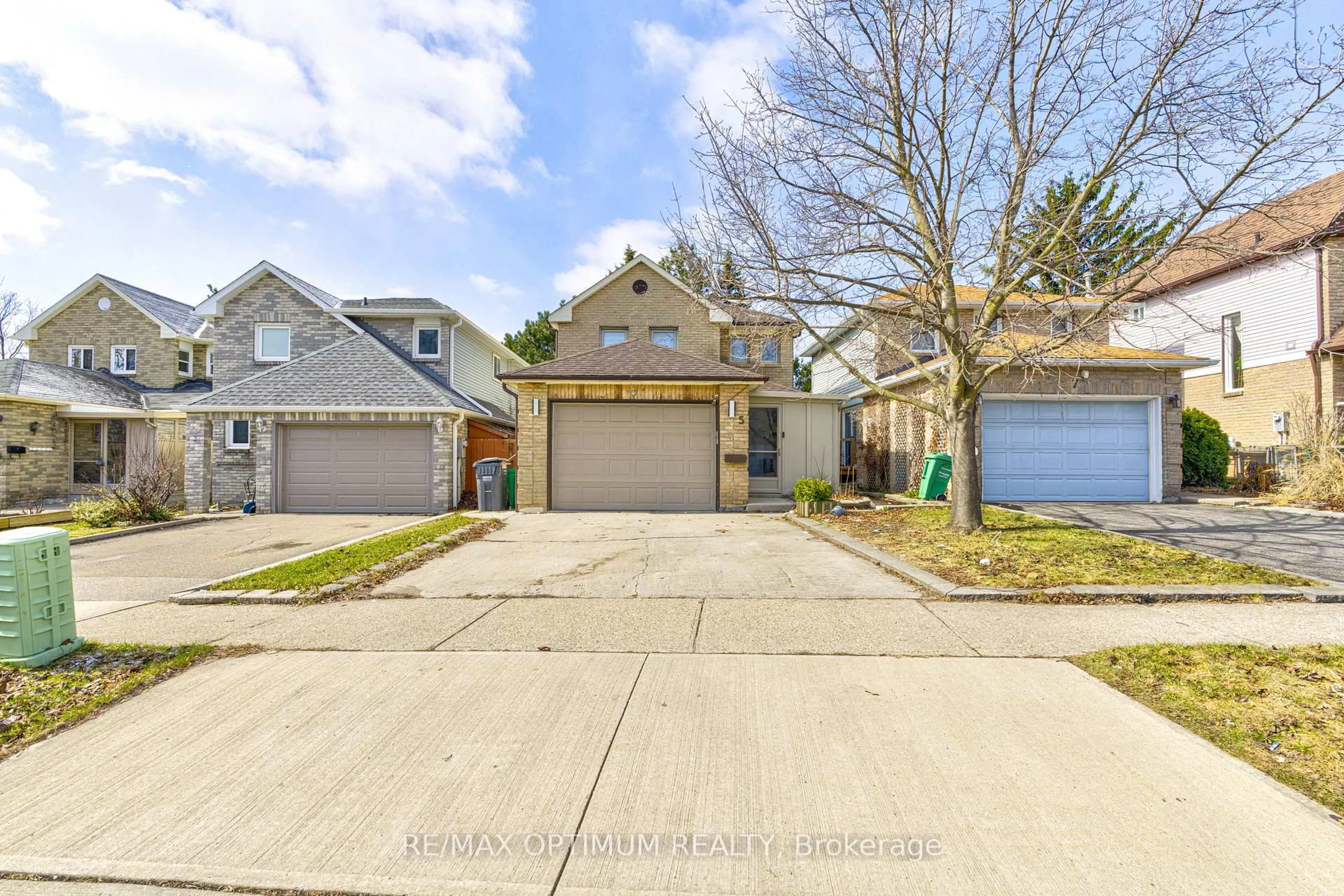 A pic from outside/outdoor area/front of a property/back of a property/a pic from drone, street for 5 Roehampton Cres, Brampton Ontario L6Y 2R3