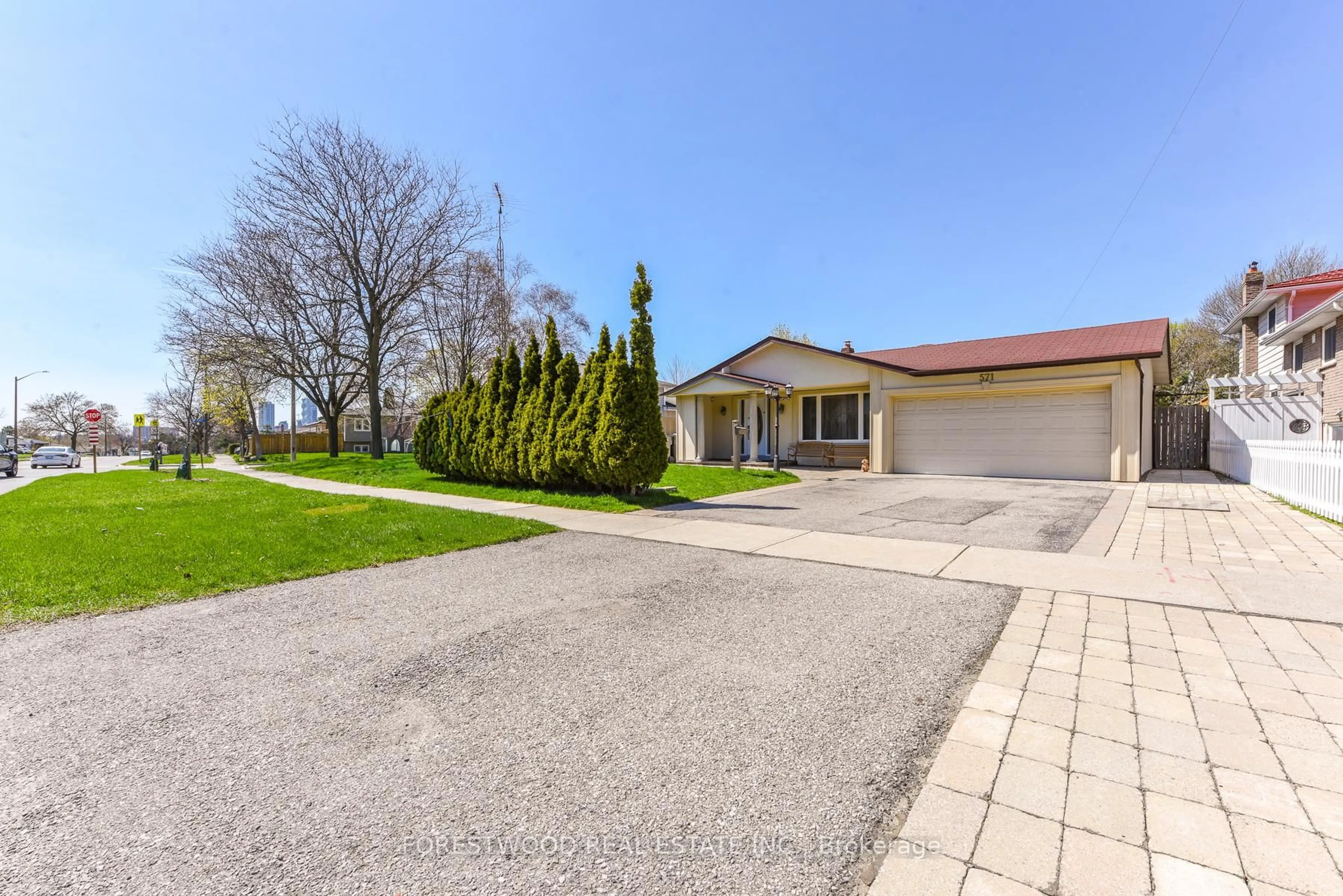 A pic from outside/outdoor area/front of a property/back of a property/a pic from drone, street for 571 Silver Creek Blvd, Mississauga Ontario L5A 2B6