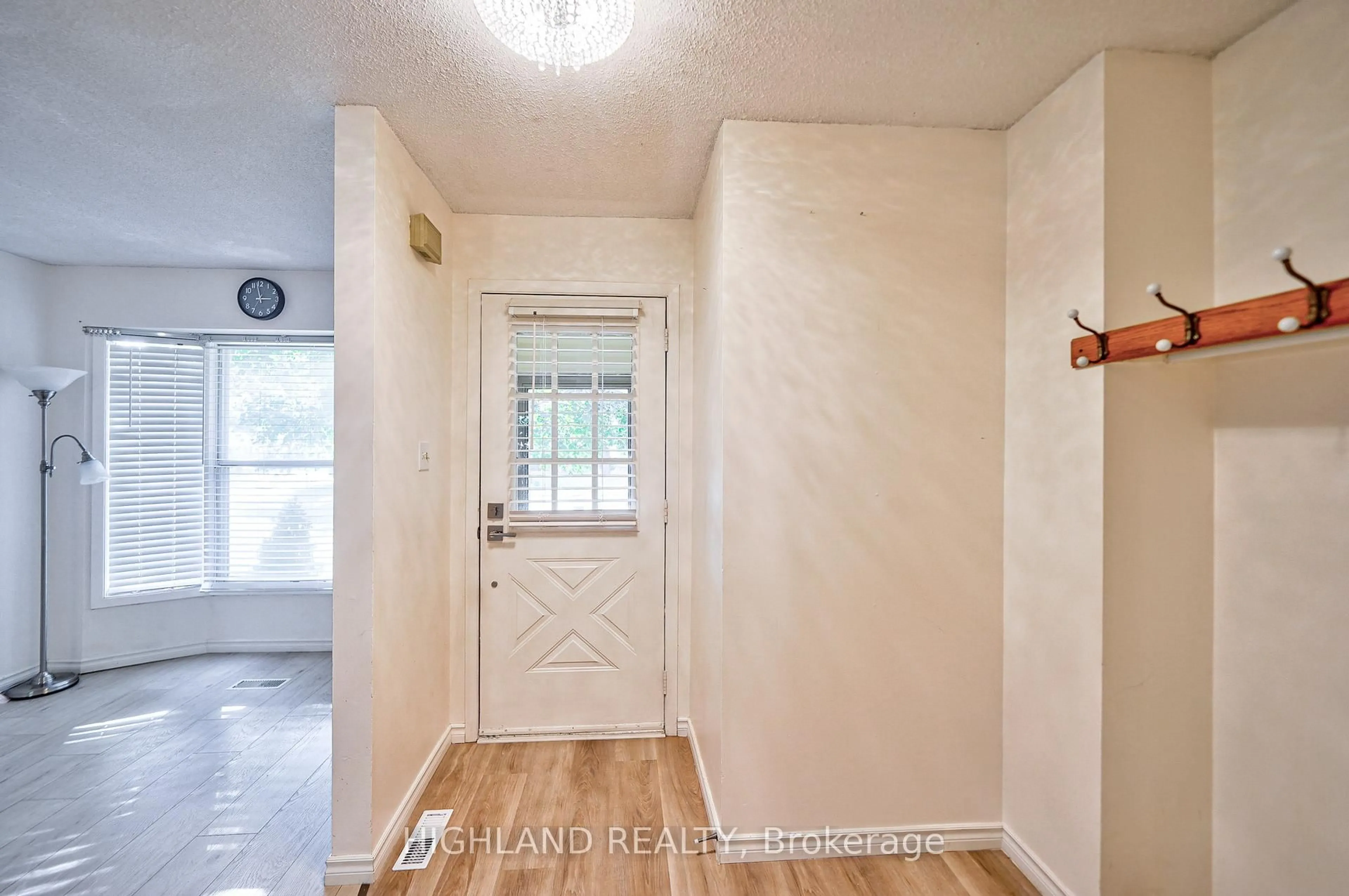 Indoor entryway for 6455 Tisler Cres, Mississauga Ontario L5N 3G6