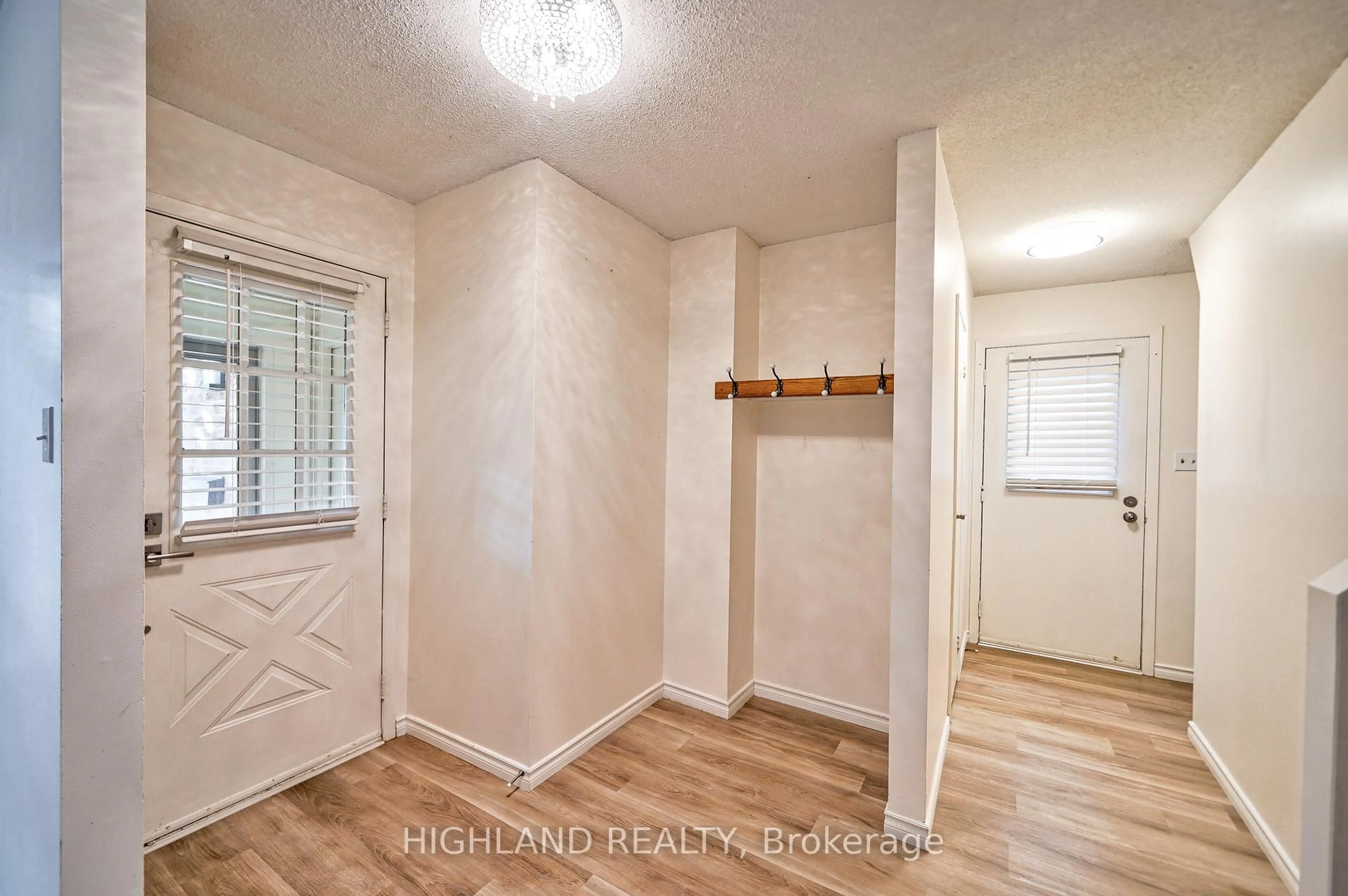 Indoor entryway for 6455 Tisler Cres, Mississauga Ontario L5N 3G6