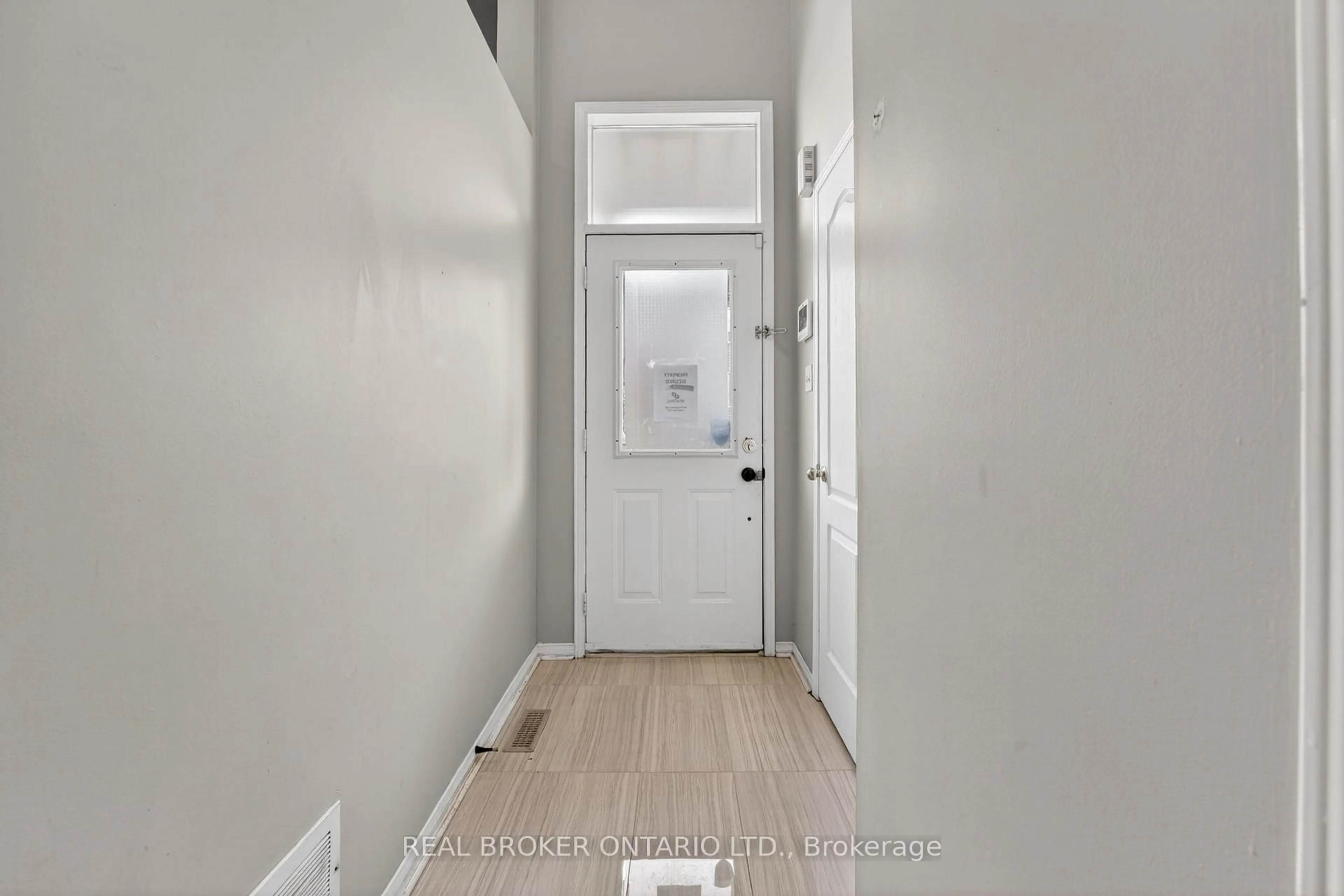 Indoor entryway for 5985 Creditview Rd #8, Mississauga Ontario L5V 2M9